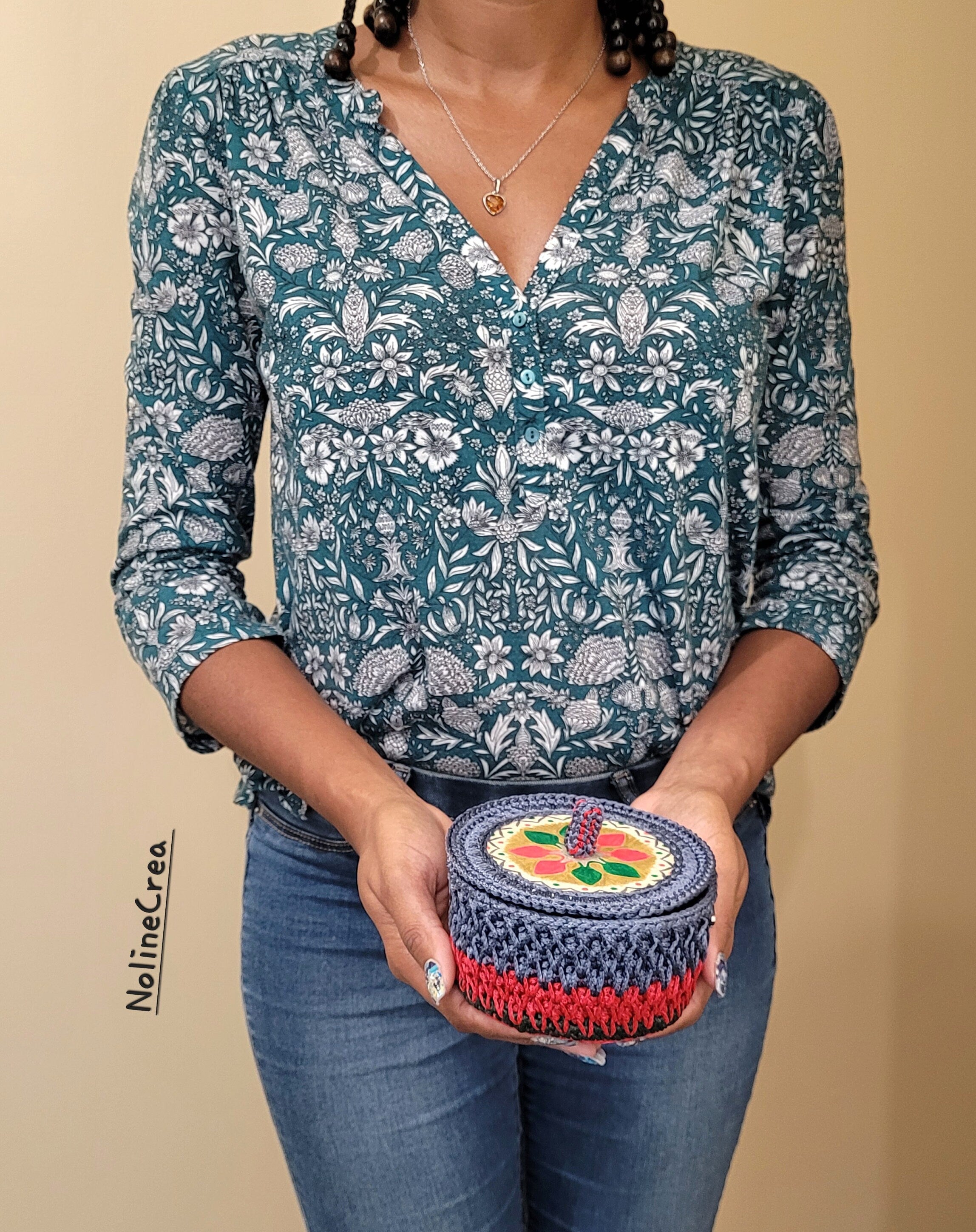 Petit panier au crochet bleu et rouge avec couvercle en bois customiser