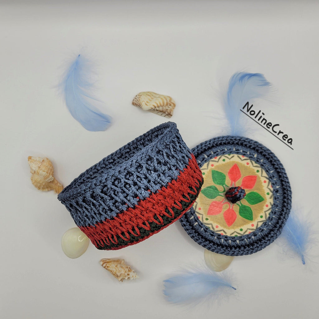 Petit panier au crochet bleu et rouge avec couvercle en bois customiser