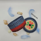 Petit panier au crochet bleu et rouge avec couvercle en bois customiser