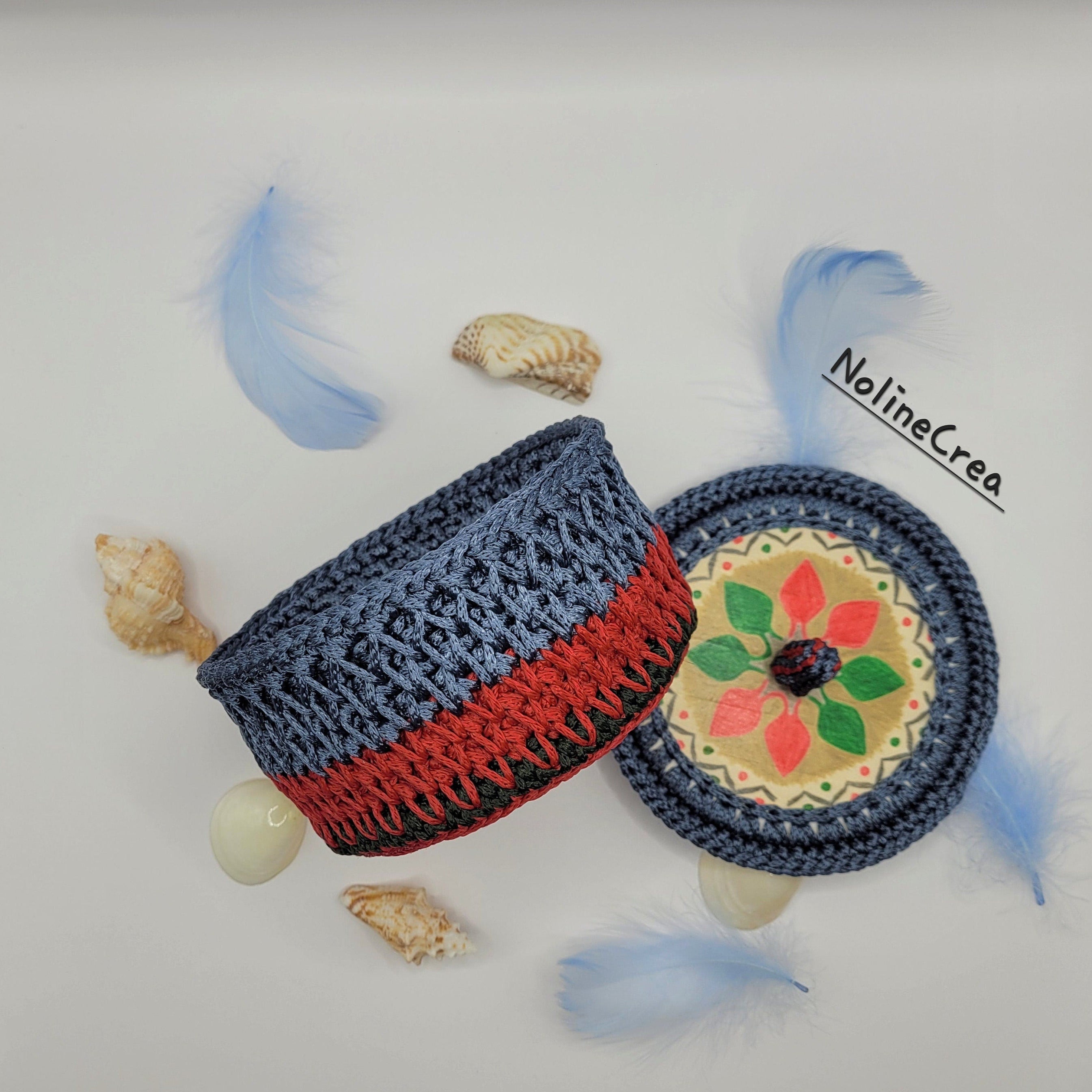 Petit panier au crochet bleu et rouge avec couvercle en bois customiser