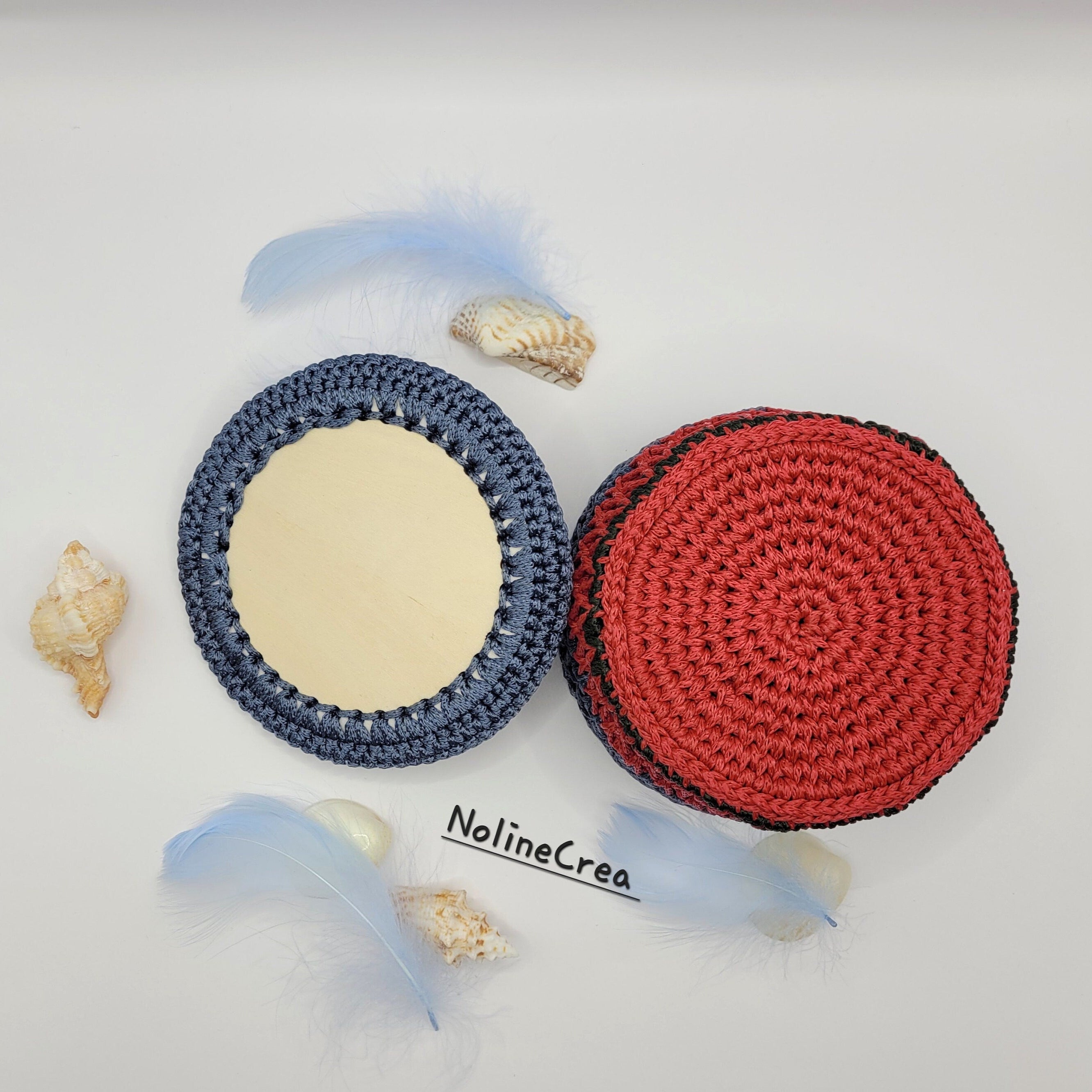 Petit panier au crochet bleu et rouge avec couvercle en bois customiser