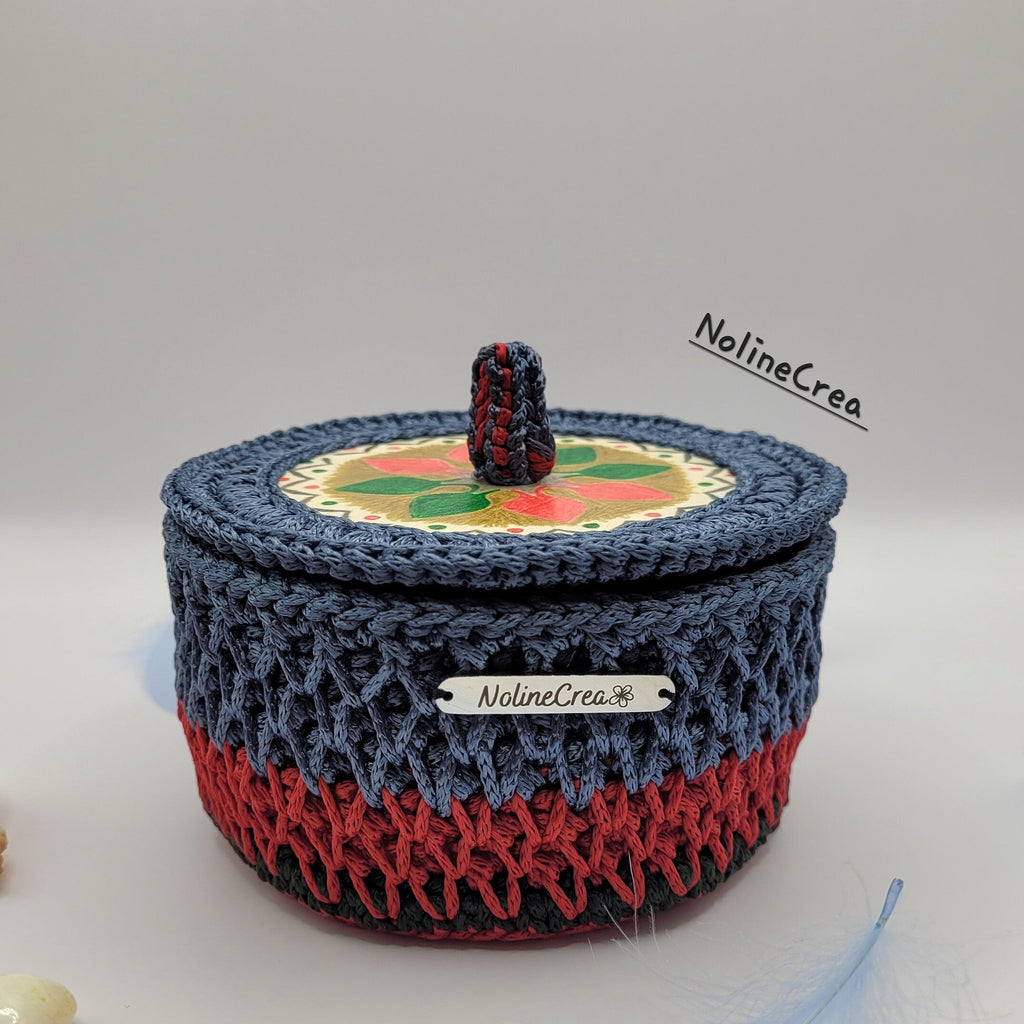 Petit panier au crochet bleu et rouge avec couvercle en bois customiser