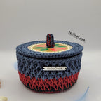 Petit panier au crochet bleu et rouge avec couvercle en bois customiser
