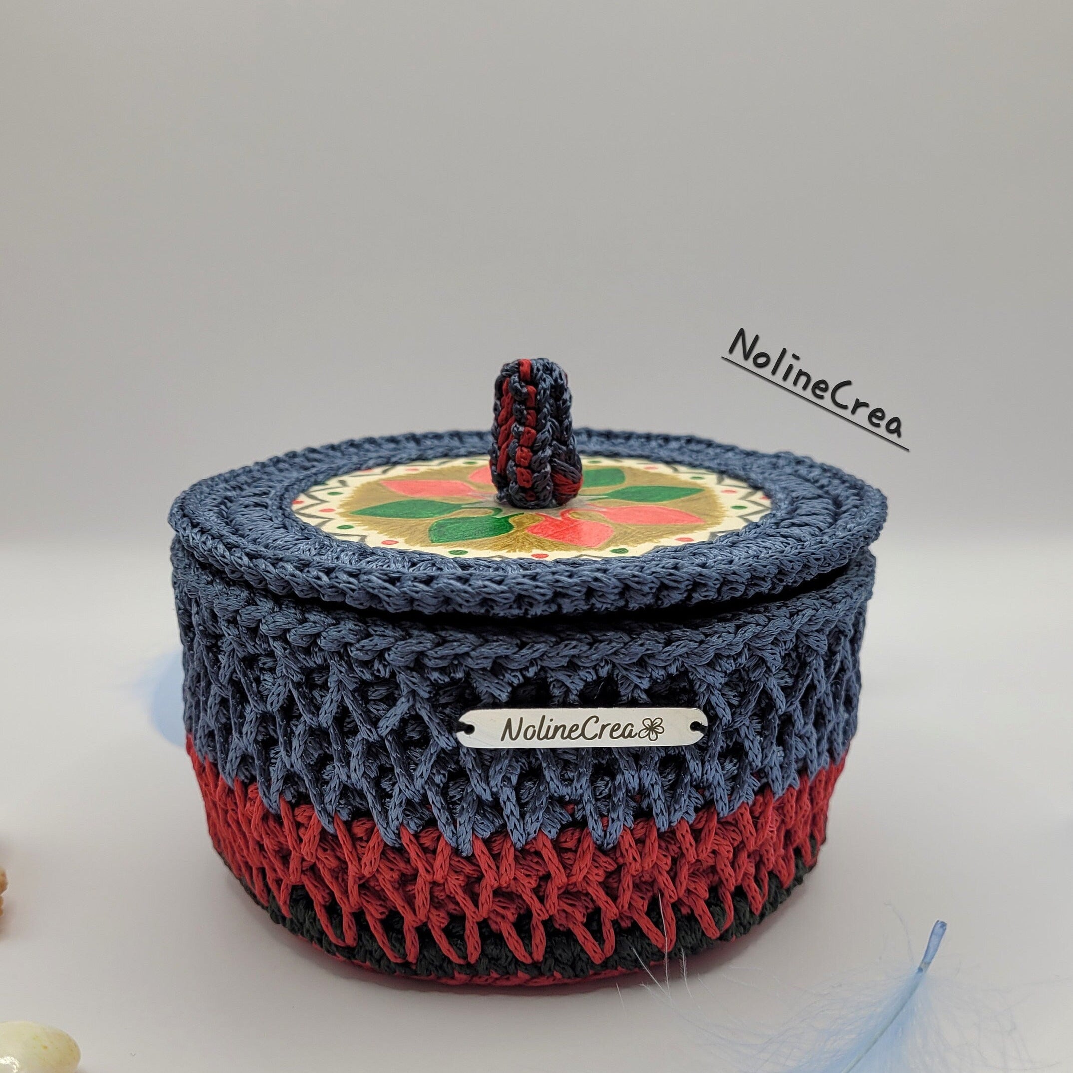 Petit panier au crochet bleu et rouge avec couvercle en bois customiser