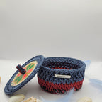 Petit panier au crochet bleu et rouge avec couvercle en bois customiser
