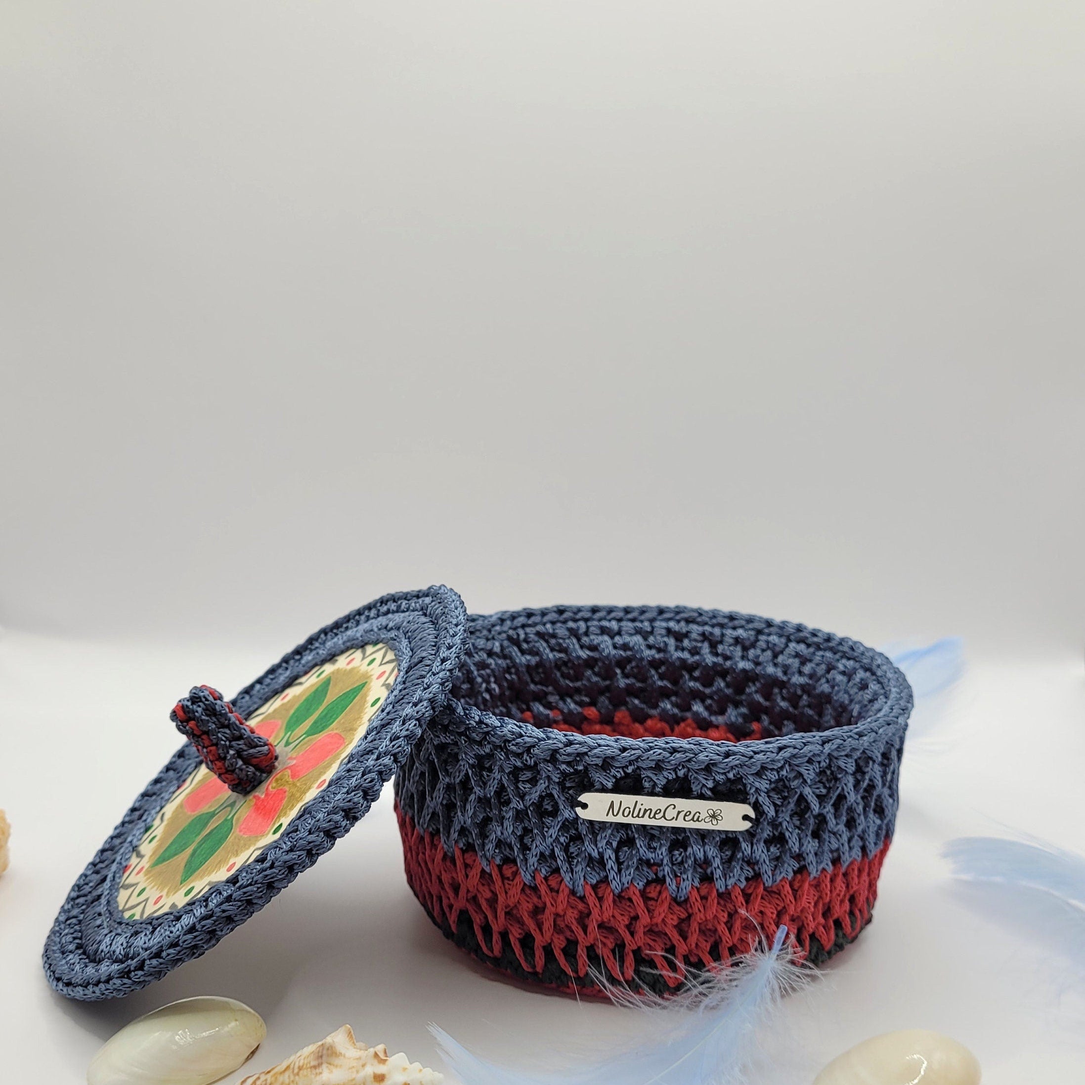 Petit panier au crochet bleu et rouge avec couvercle en bois customiser