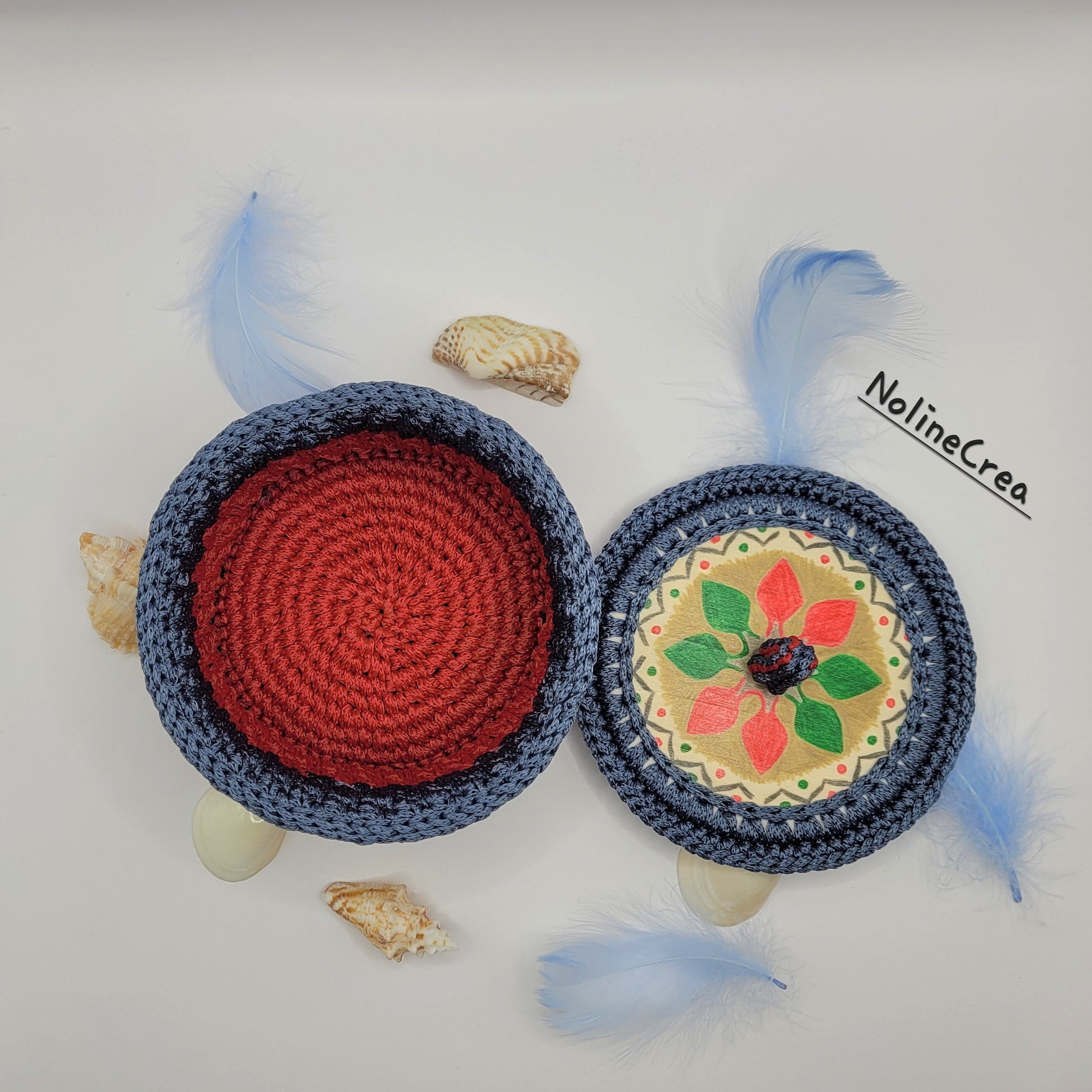 Petit panier au crochet bleu et rouge avec couvercle en bois customiser
