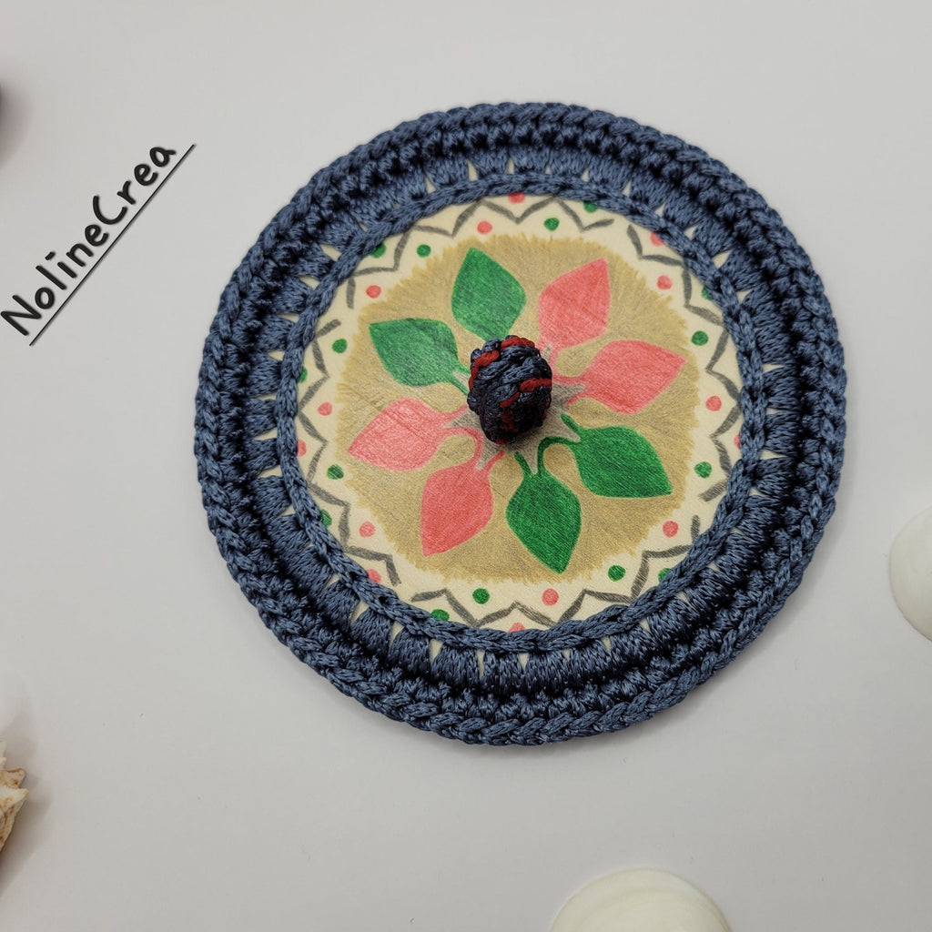 Petit panier au crochet bleu et rouge avec couvercle en bois customiser