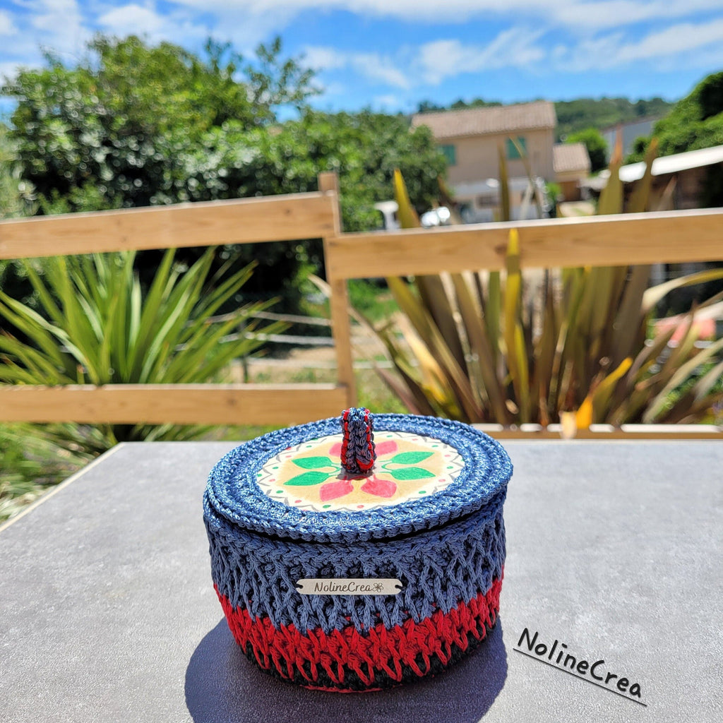 Petit panier au crochet bleu et rouge avec couvercle en bois customiser