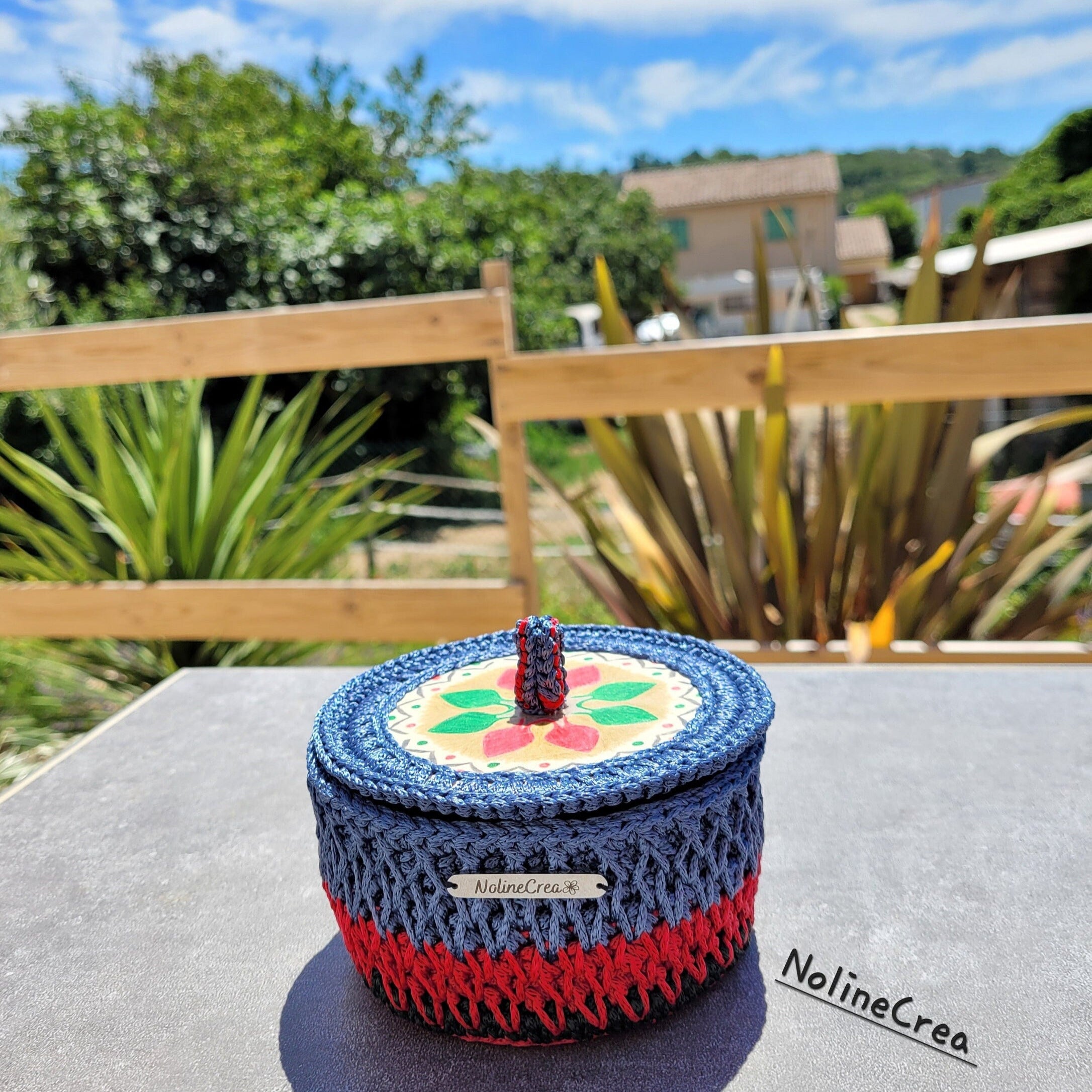 Petit panier au crochet bleu et rouge avec couvercle en bois customiser