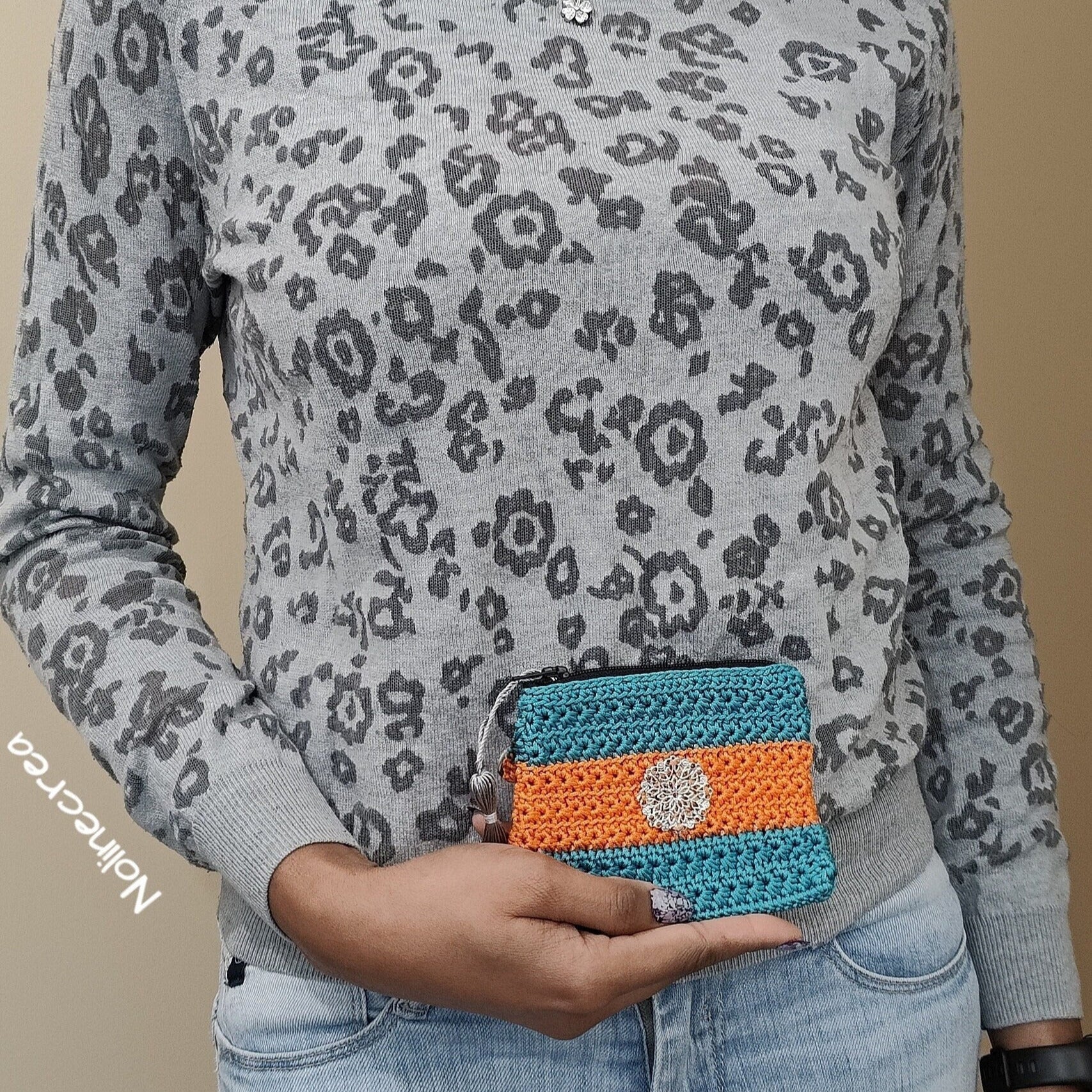 Petit porte monnaie fait main au crochet de couleur bleu et orange avec estampe