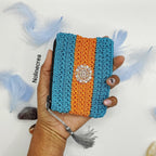 Petit porte monnaie fait main au crochet de couleur bleu et orange avec estampe