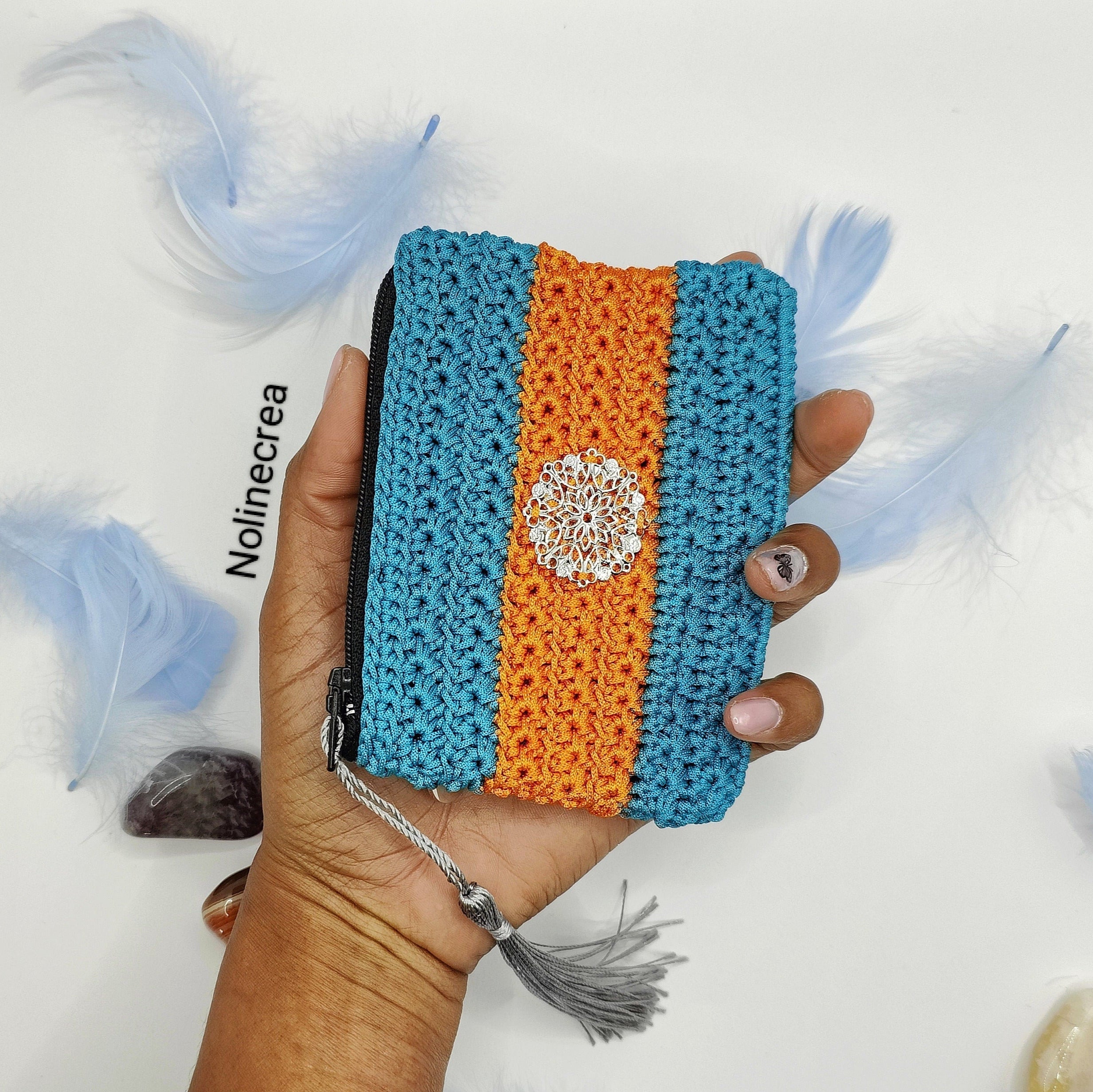 Petit porte monnaie fait main au crochet de couleur bleu et orange avec estampe
