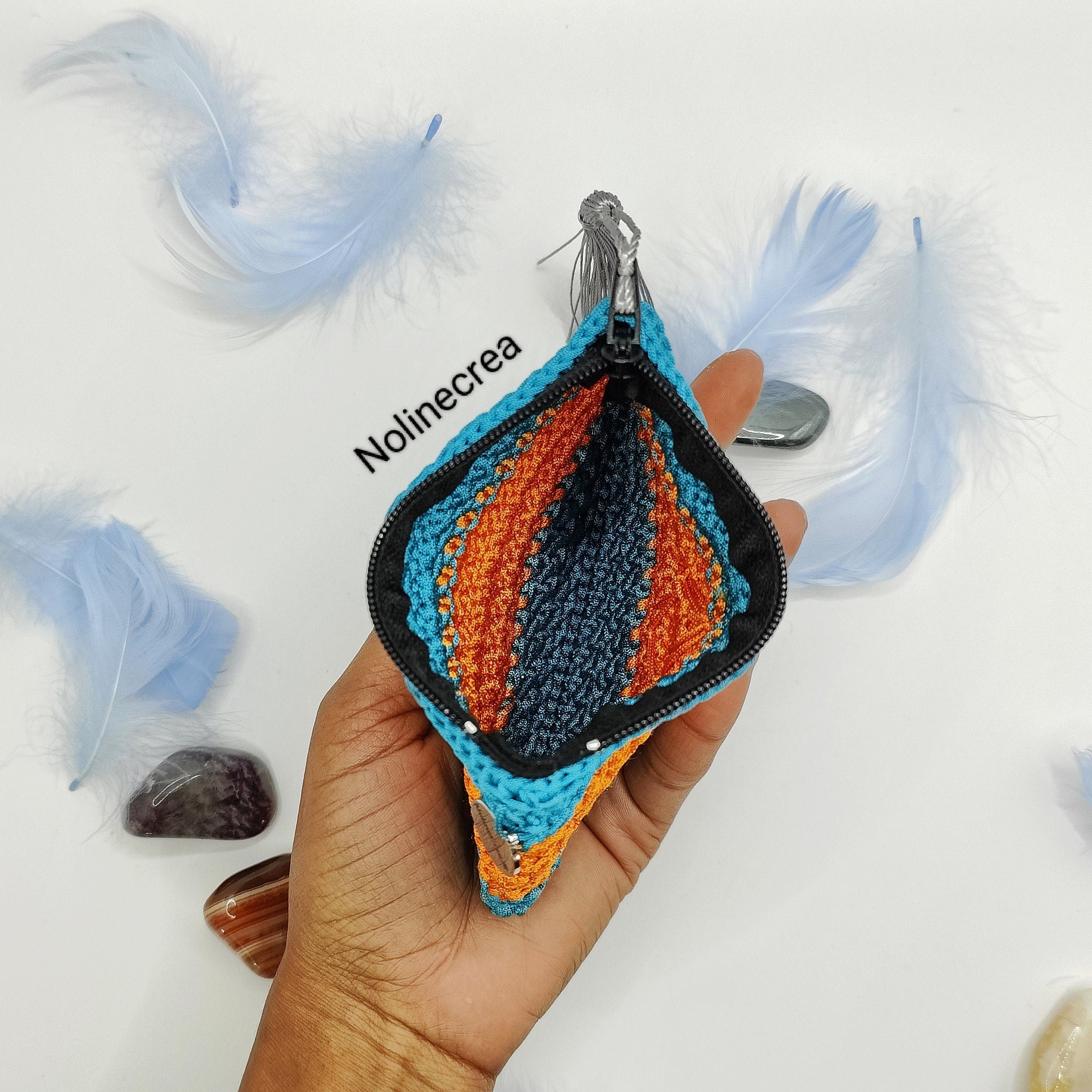 Petit porte monnaie fait main au crochet de couleur bleu et orange avec estampe