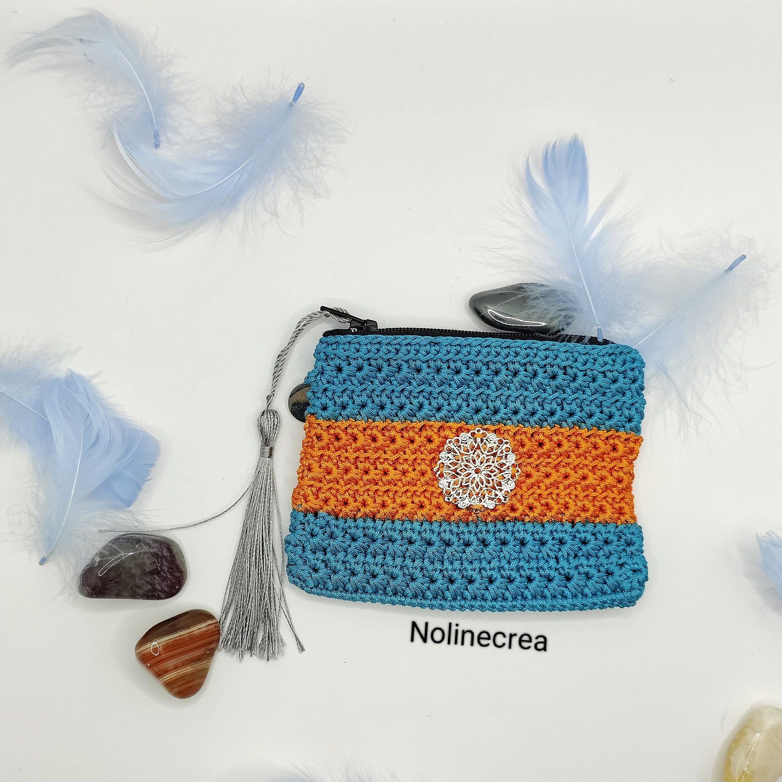 Petit porte monnaie fait main au crochet de couleur bleu et orange avec estampe