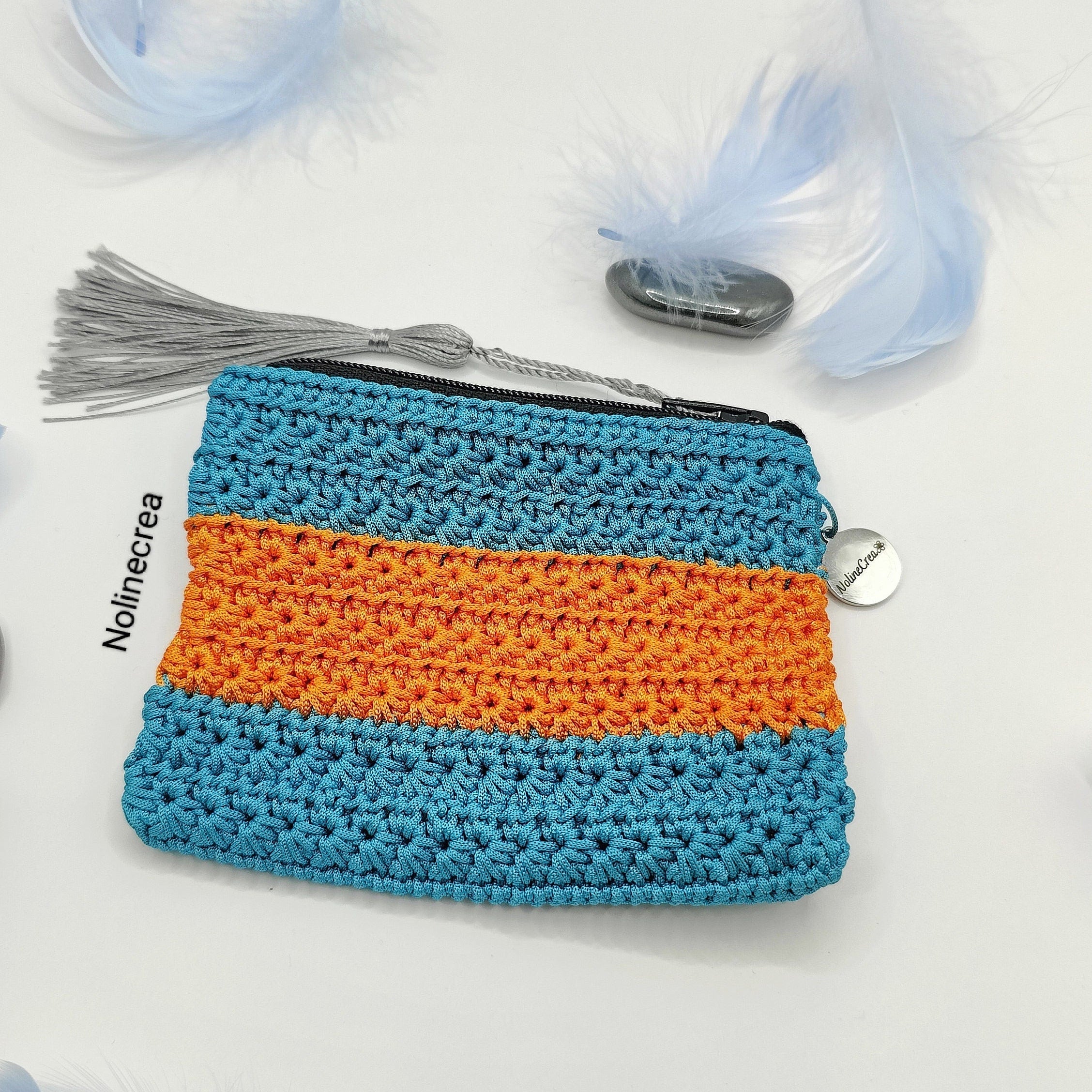 Petit porte monnaie fait main au crochet de couleur bleu et orange avec estampe