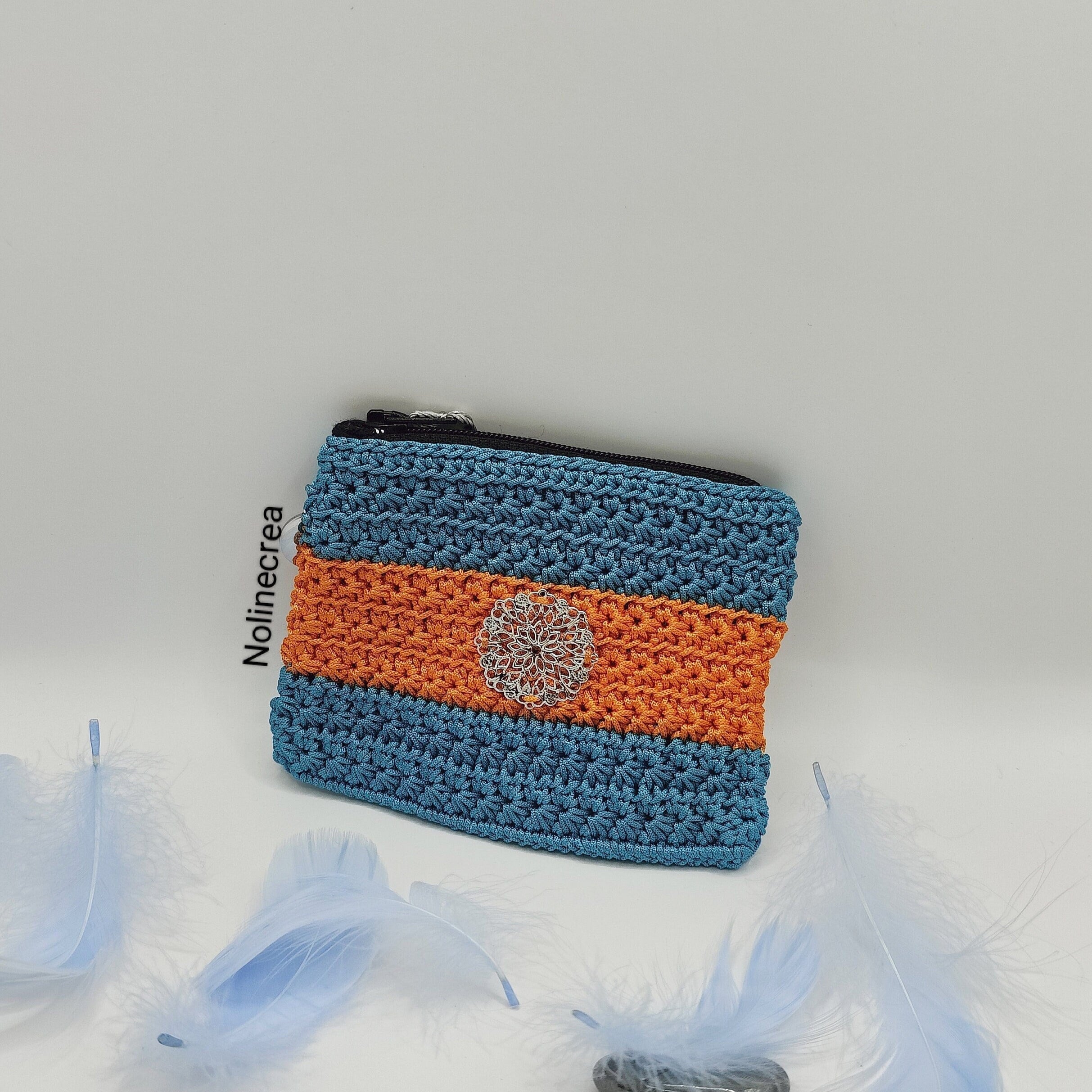 Petit porte monnaie fait main au crochet de couleur bleu et orange avec estampe
