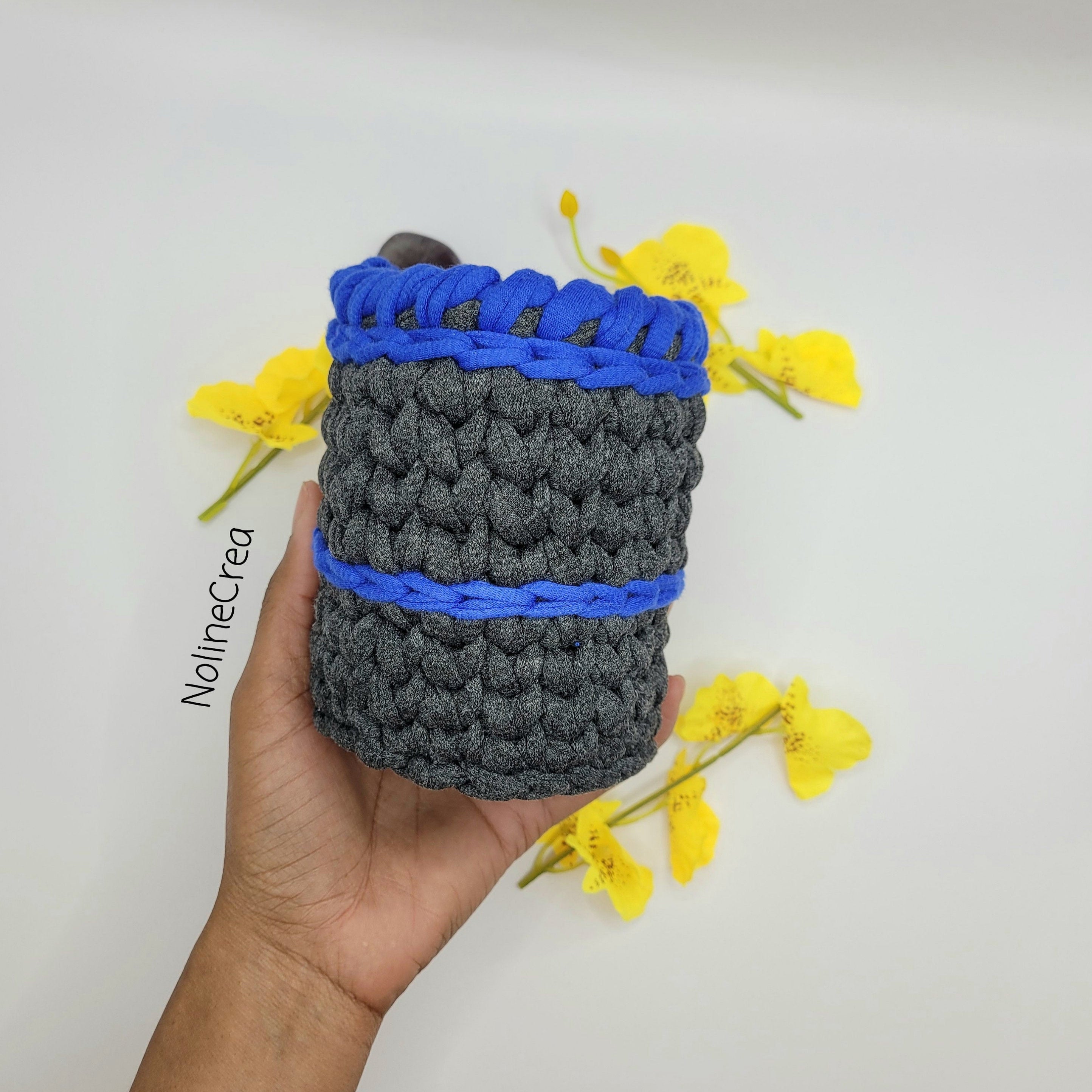 petit pots fait main au crochet avec du fil trapilho bleu et gris