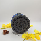 petit pots fait main au crochet avec du fil trapilho bleu et gris