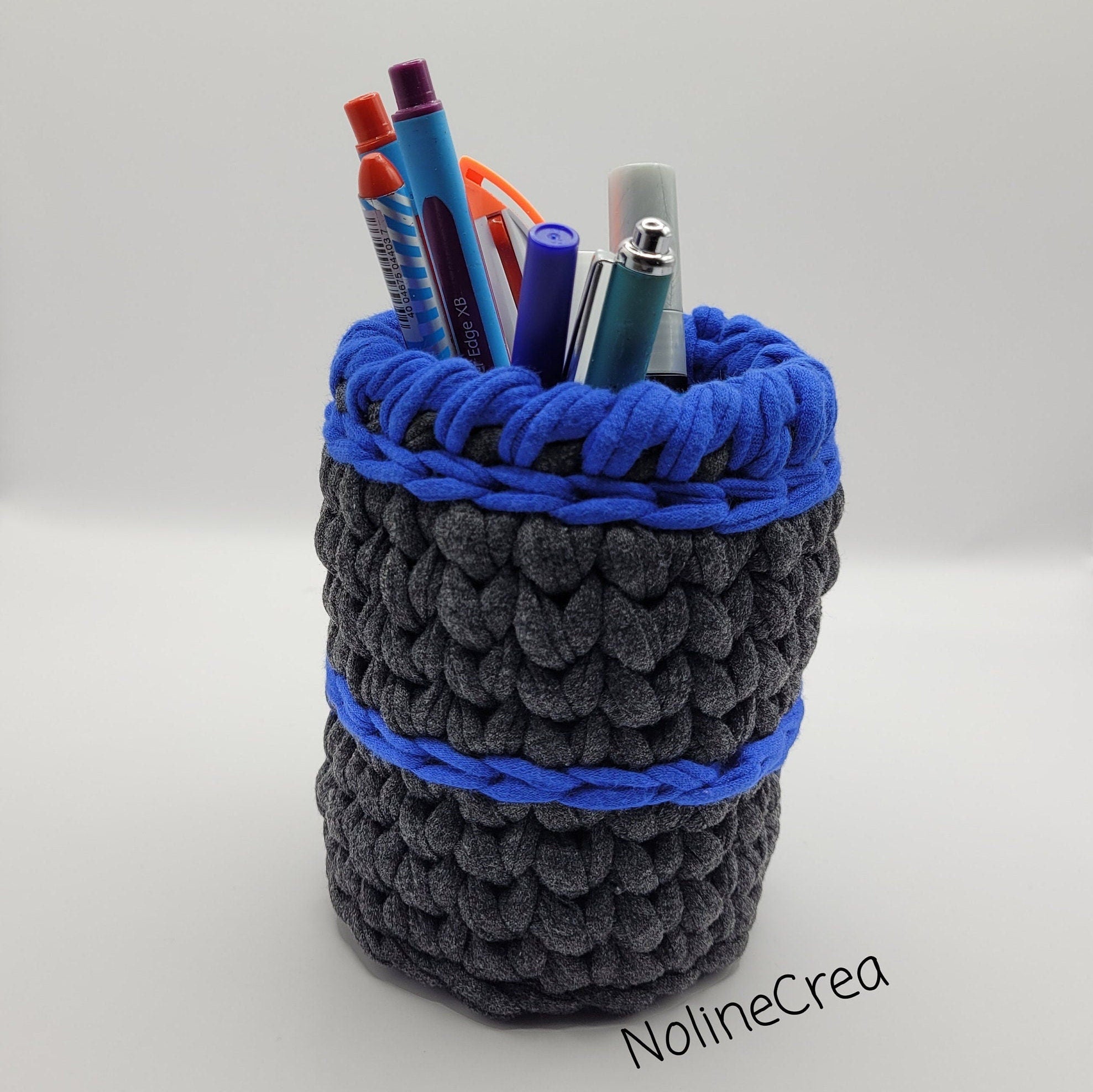 petit pots fait main au crochet avec du fil trapilho bleu et gris