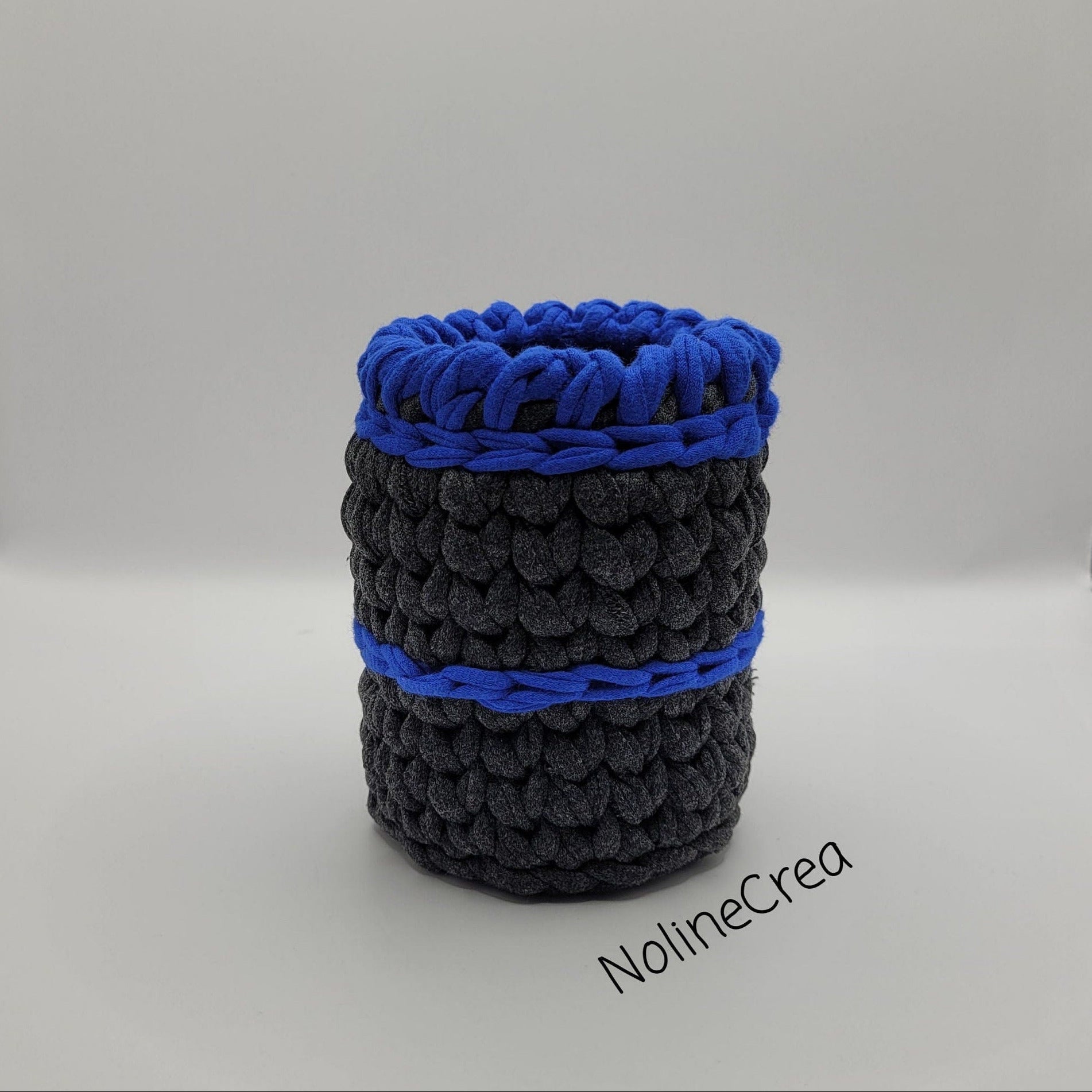 petit pots fait main au crochet avec du fil trapilho bleu et gris