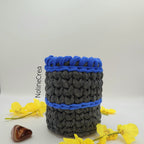petit pots fait main au crochet avec du fil trapilho bleu et gris