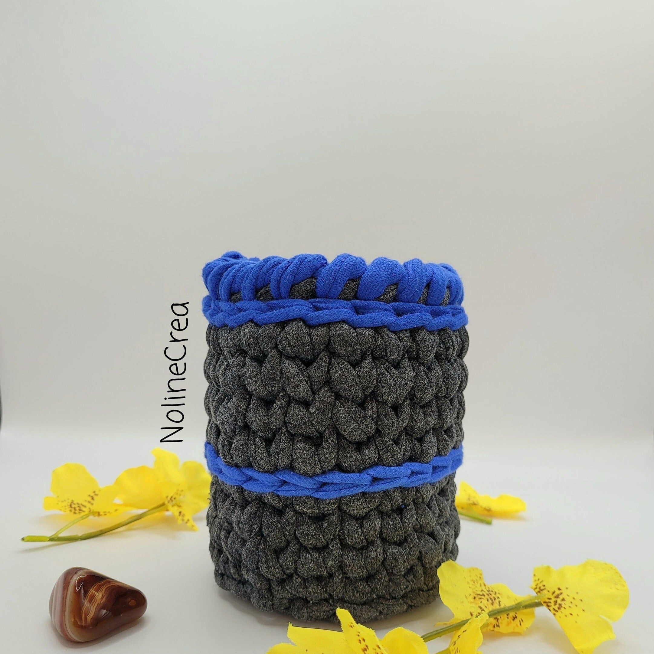 petit pots fait main au crochet avec du fil trapilho bleu et gris