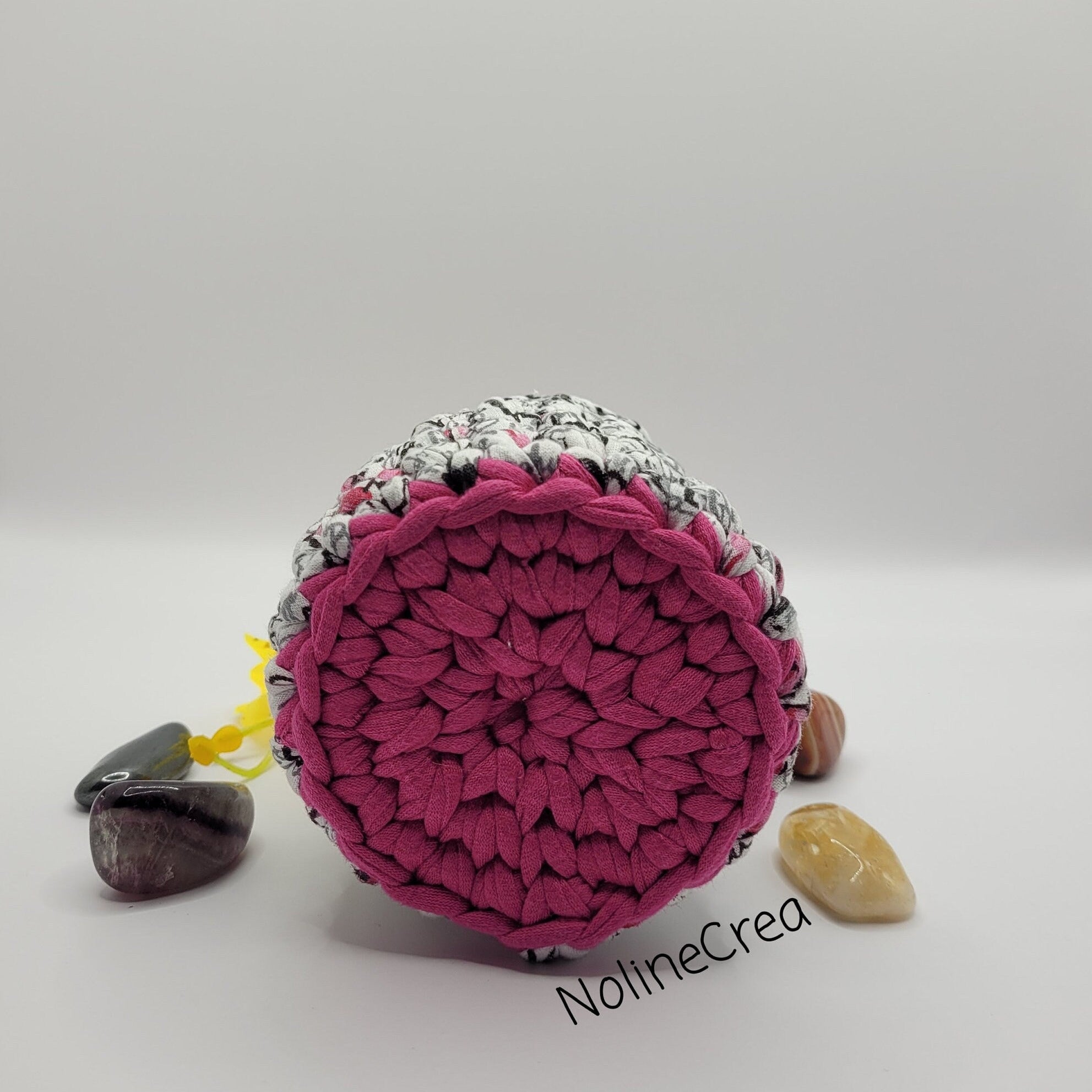 Petit pot au crochet base ronde imprimé rose, blanc et noir