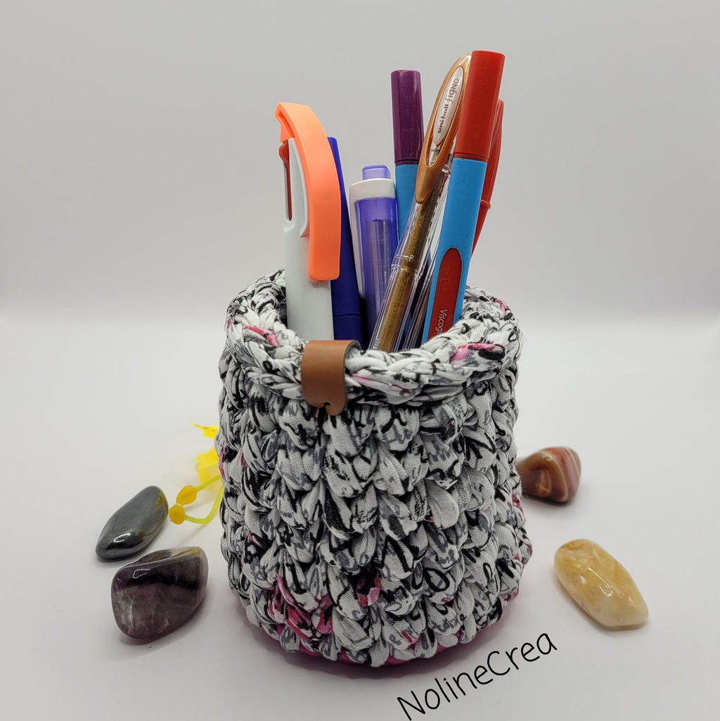 Petit pot au crochet base ronde imprimé rose, blanc et noir