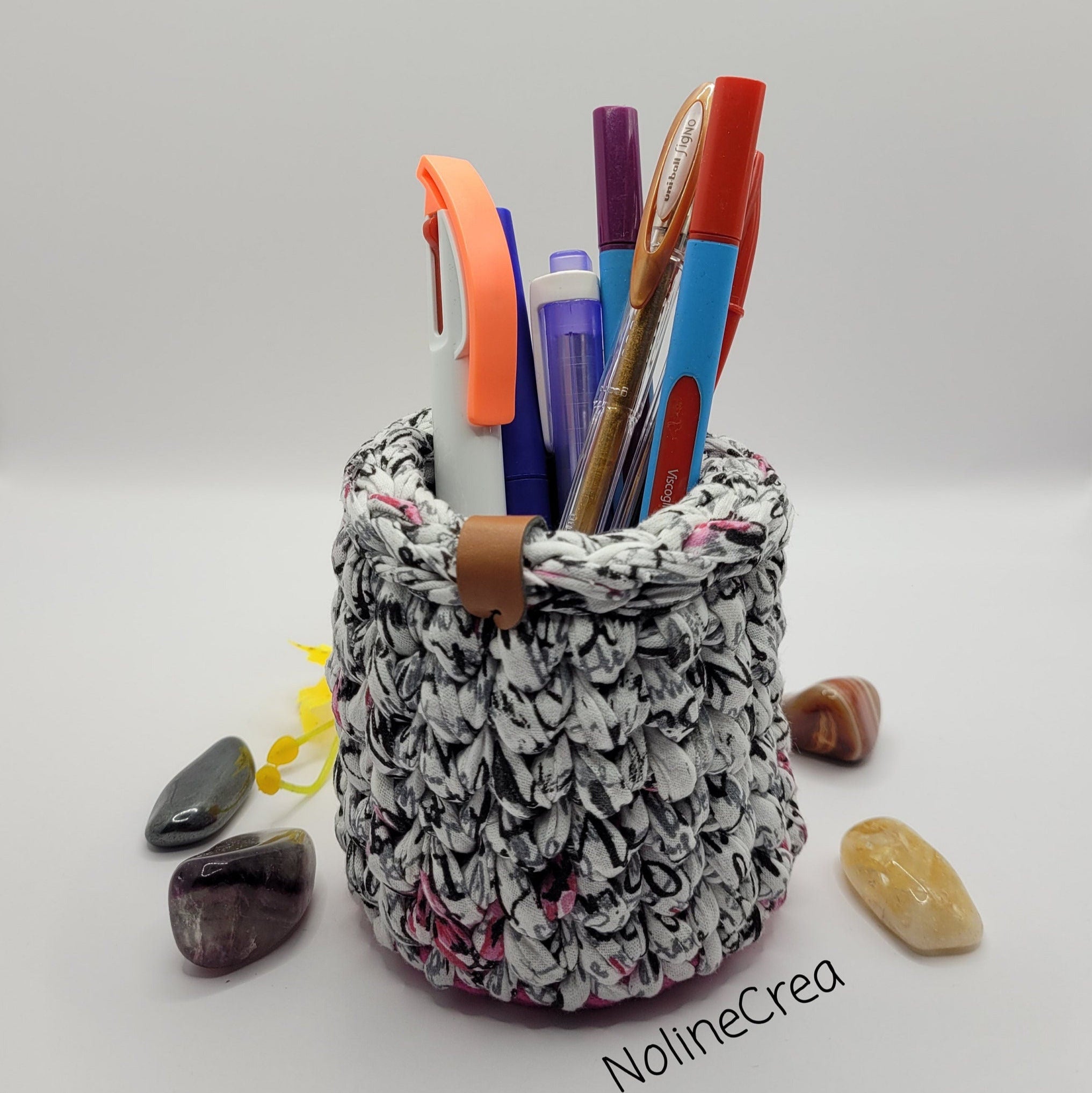 Petit pot au crochet base ronde imprimé rose, blanc et noir