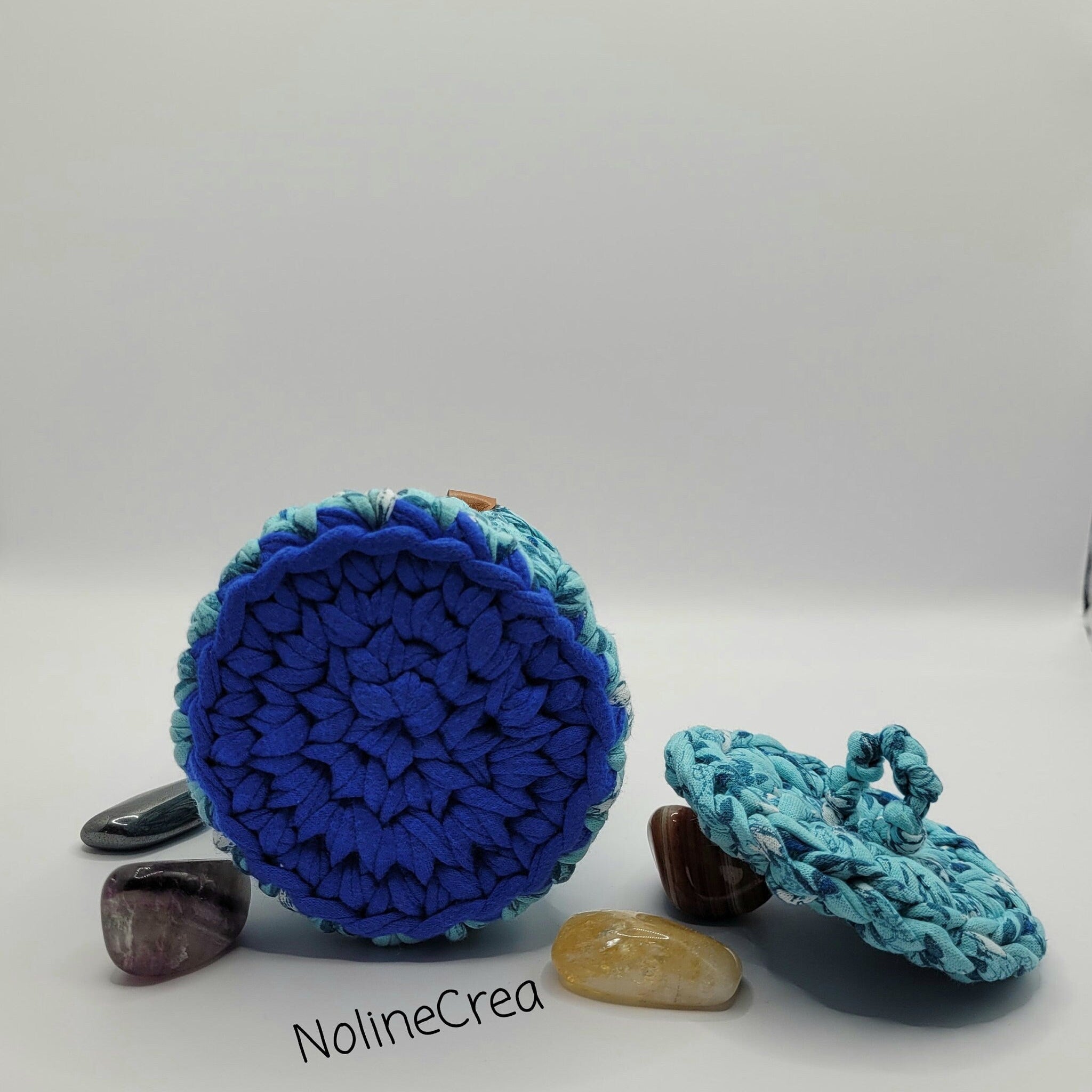 Petit pot au crochet base ronde imprimé bleu et blanc