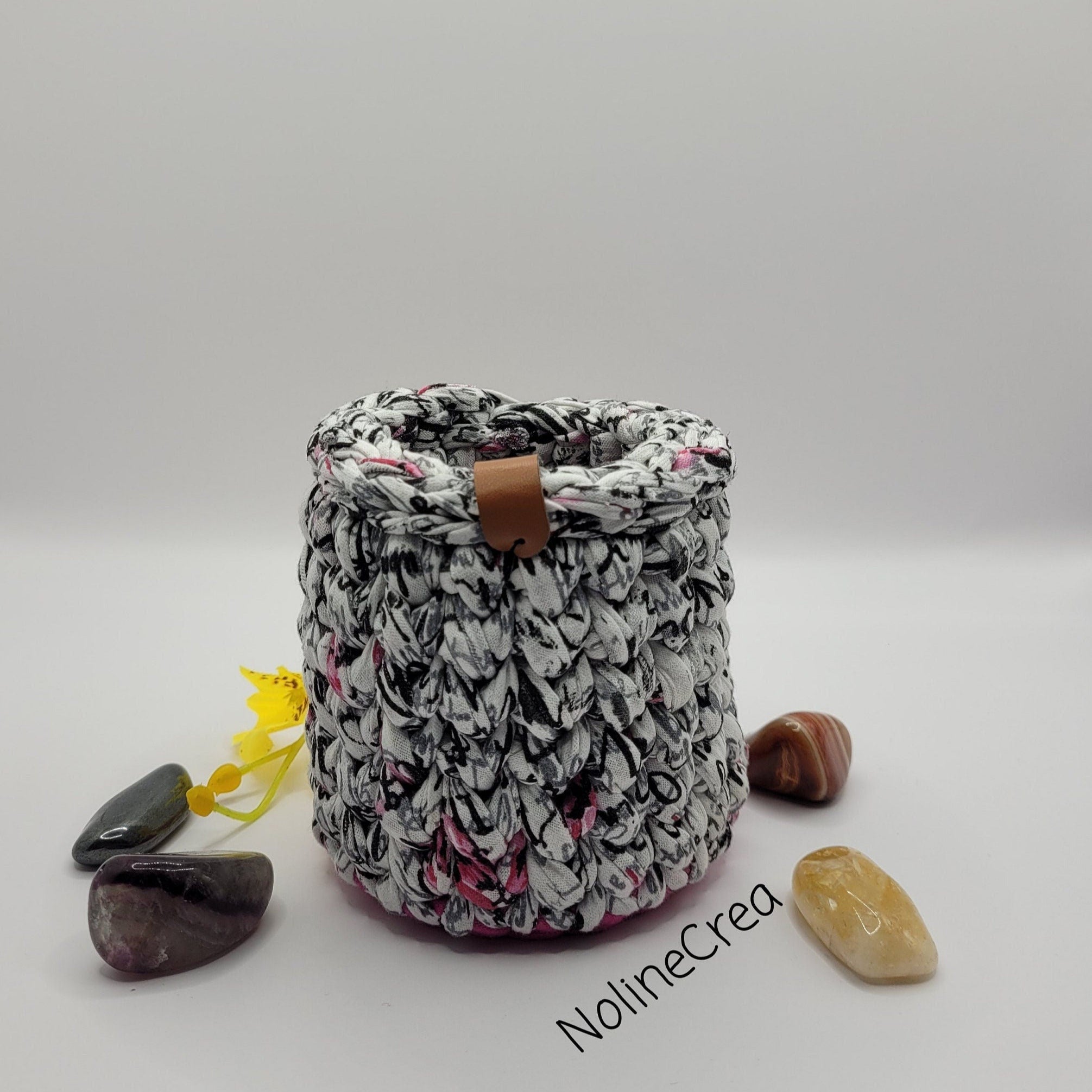 Petit pot au crochet base ronde imprimé rose, blanc et noir
