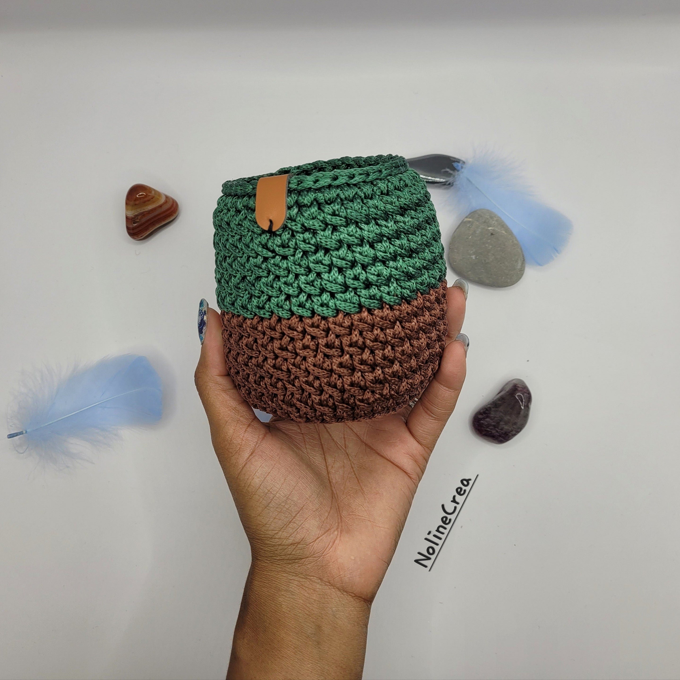 Petit pot au crochet base ronde marron et vert