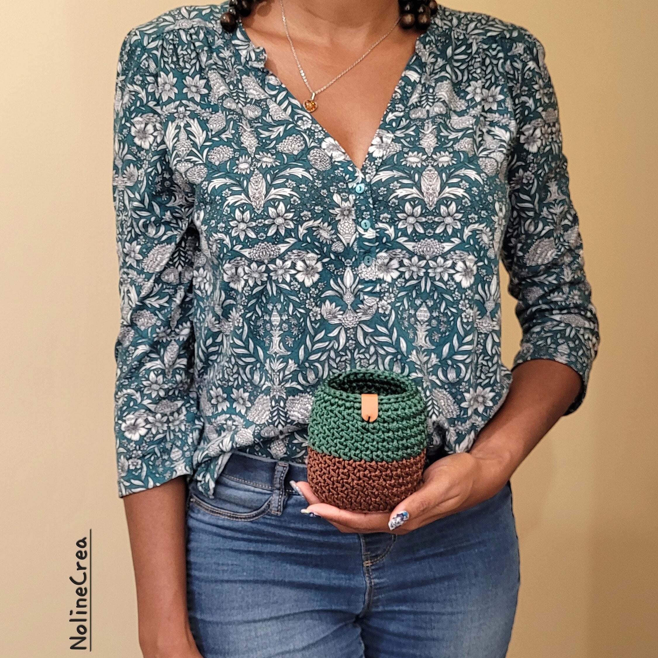 Petit pot au crochet base ronde marron et vert