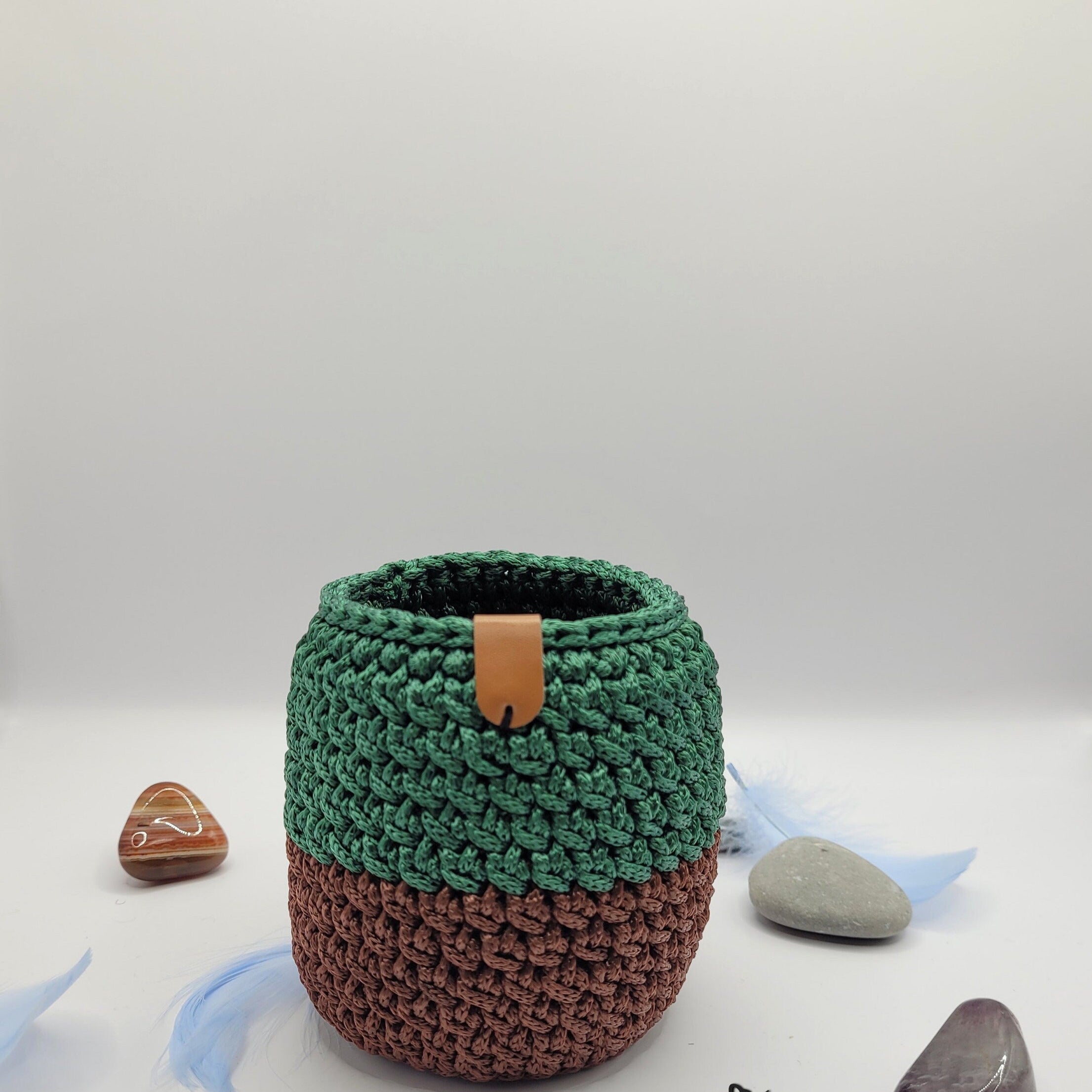Petit pot au crochet base ronde marron et vert