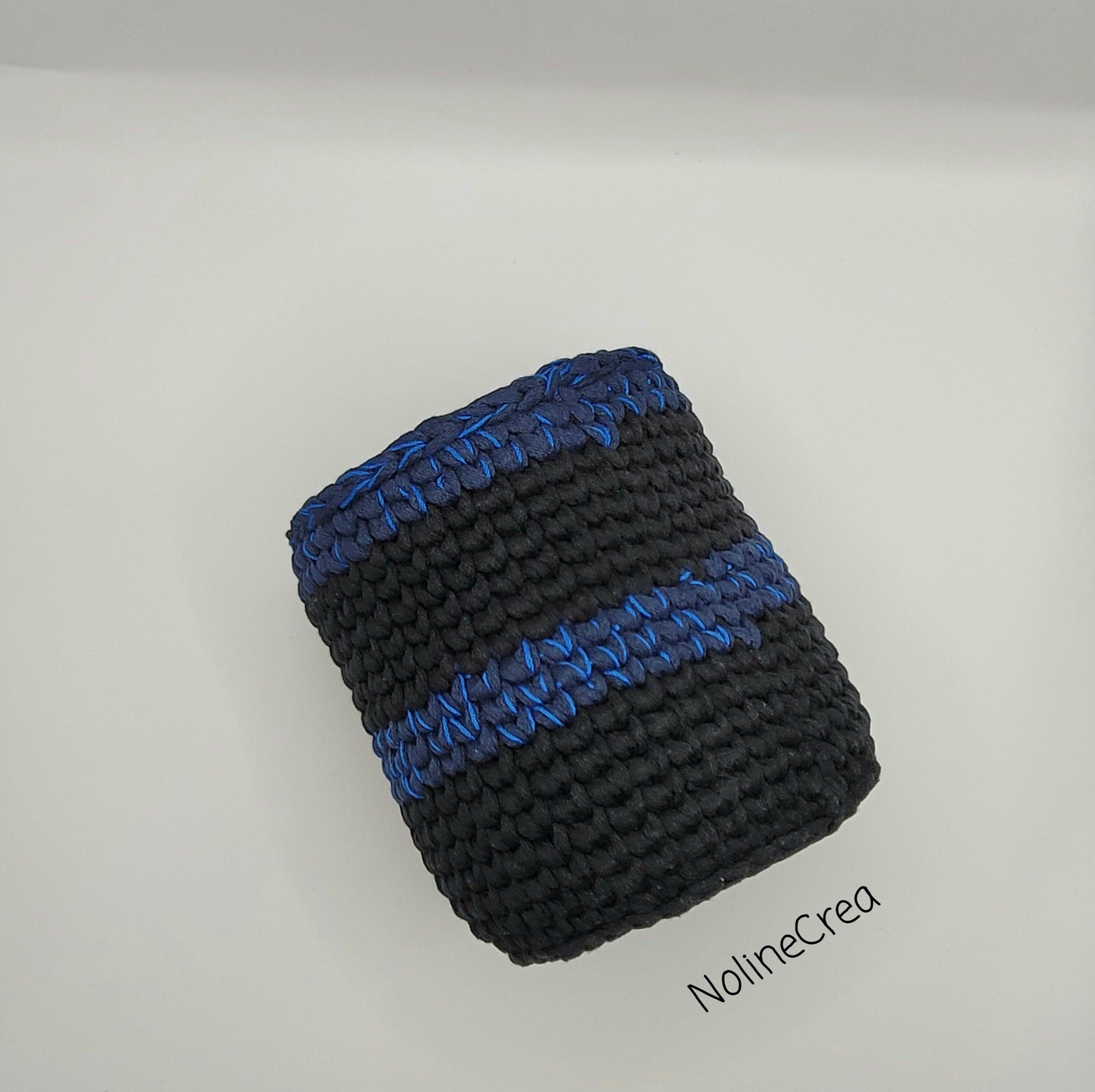 Petit pot au crochet noir et bleu