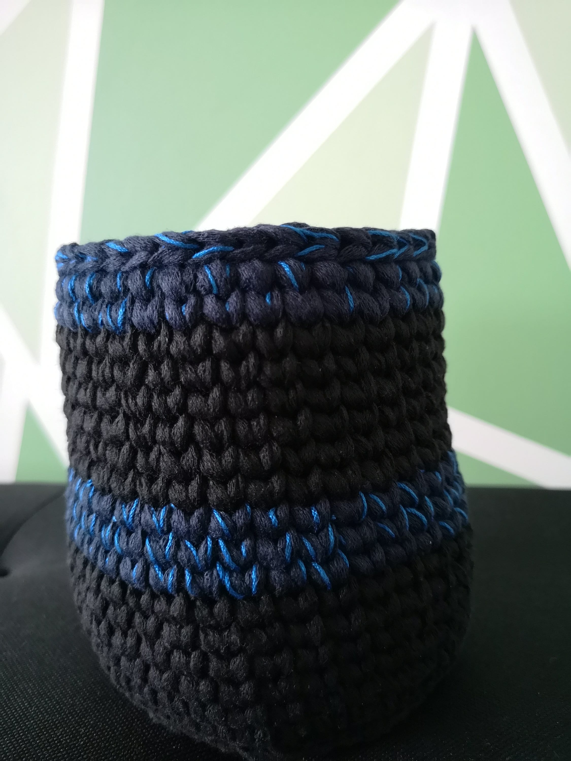 Petit pot au crochet noir et bleue