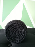 Petit pot au crochet noir et bleu vue de dessous