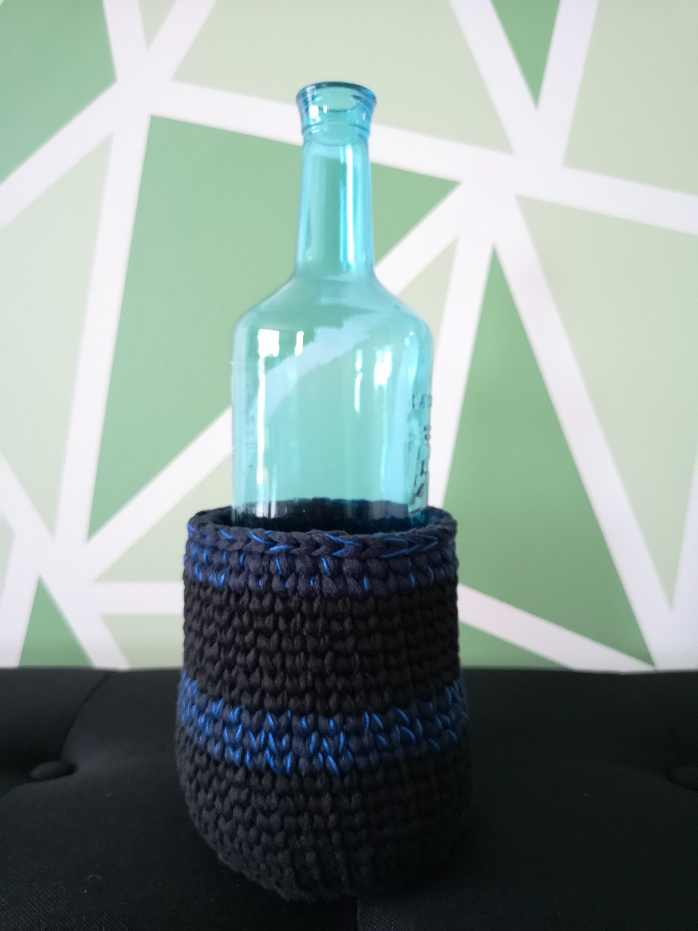 petit pot au crochet noir et bleu avec bouteille en verre