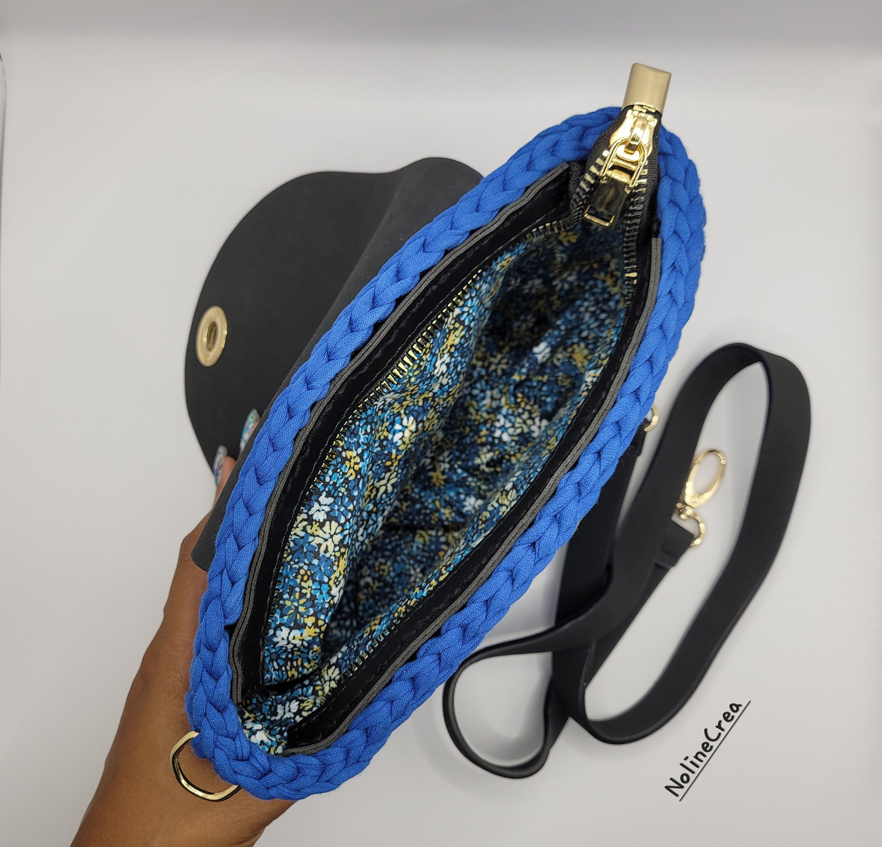 Petit sac a main bleu au crochet point épis doublure en tissus