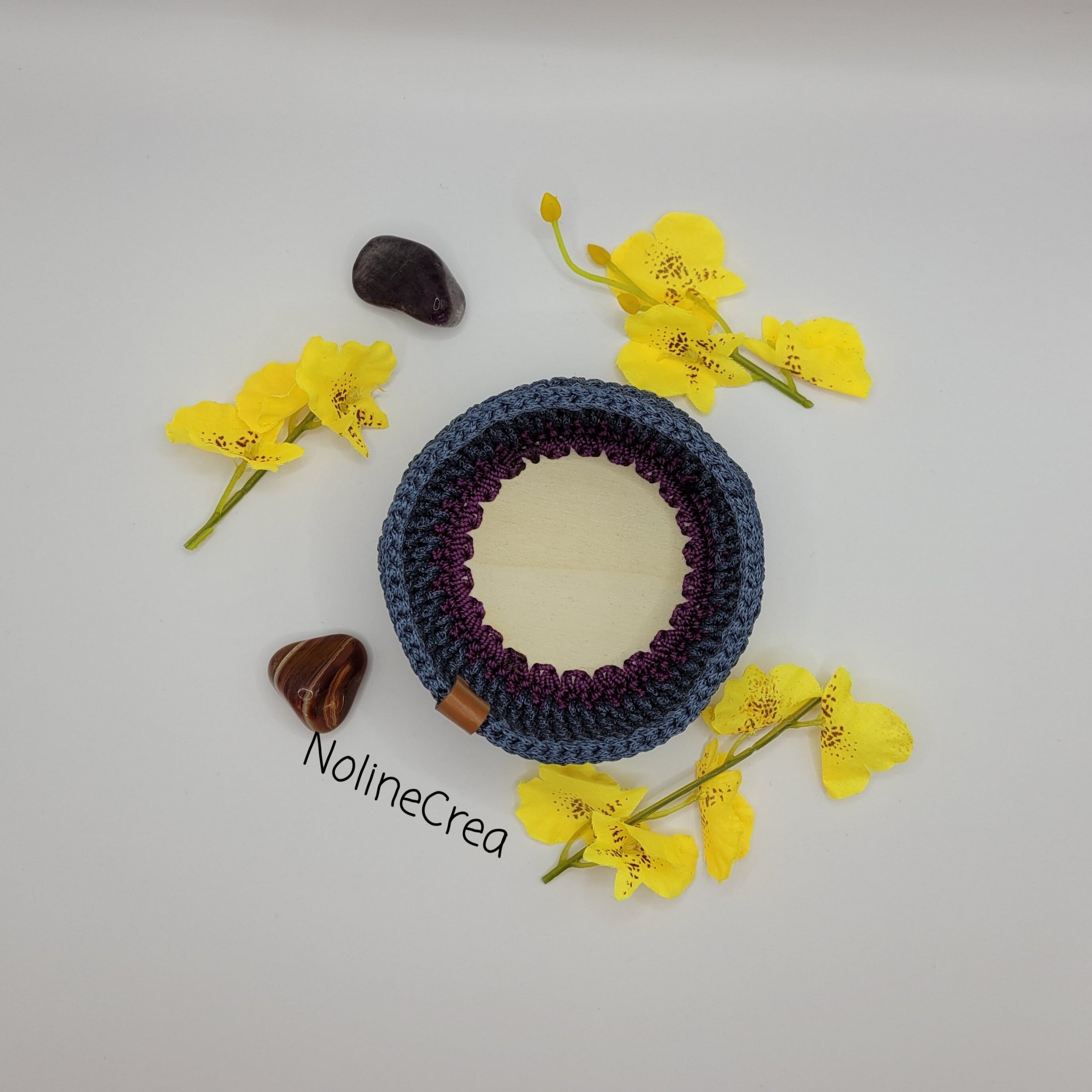 Petit vide poches en crochet bleu avec base en bois rond 8 cm