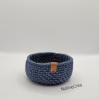 Petit vide poches en crochet bleu avec base en bois rond 8 cm