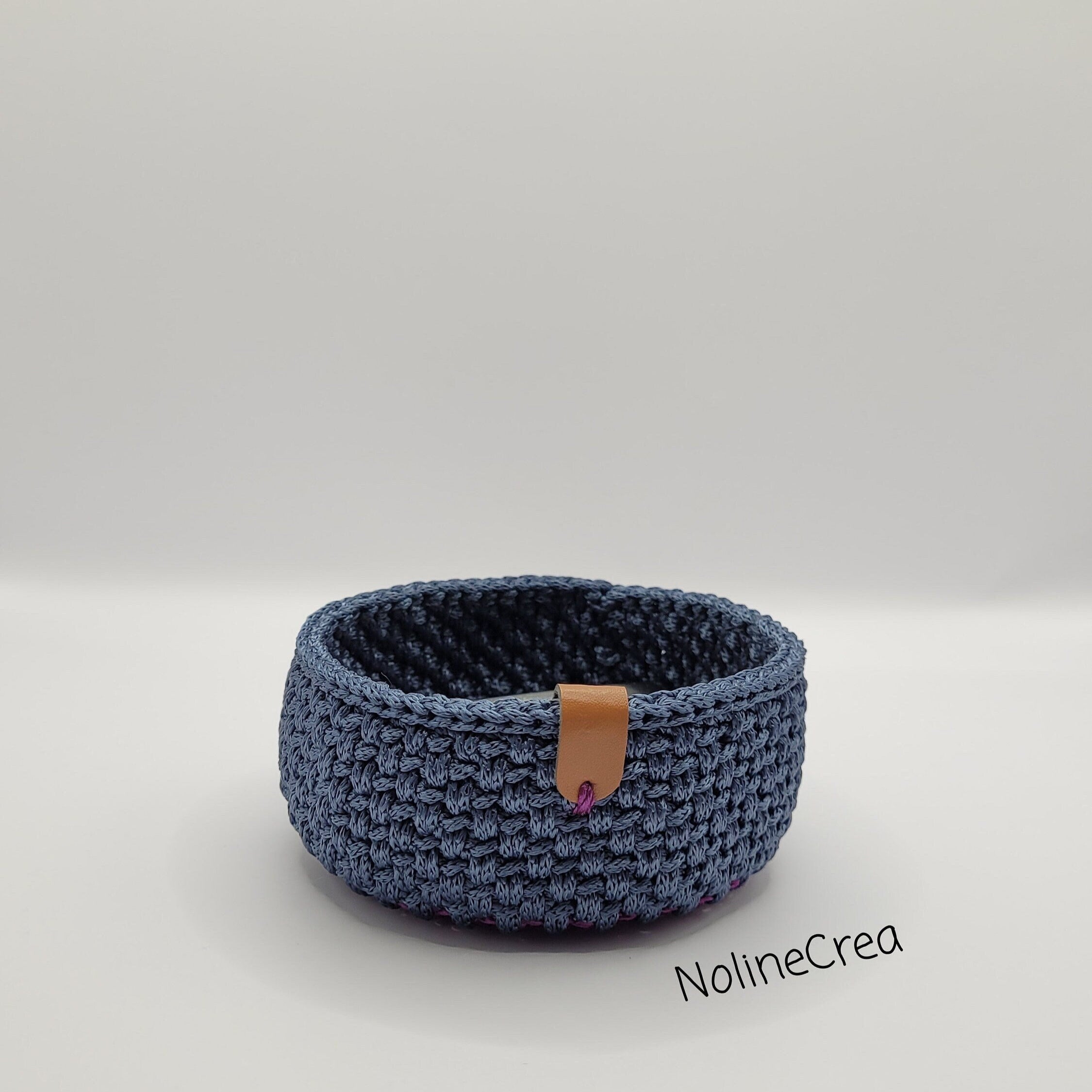 Petit vide poches en crochet bleu avec base en bois rond 8 cm