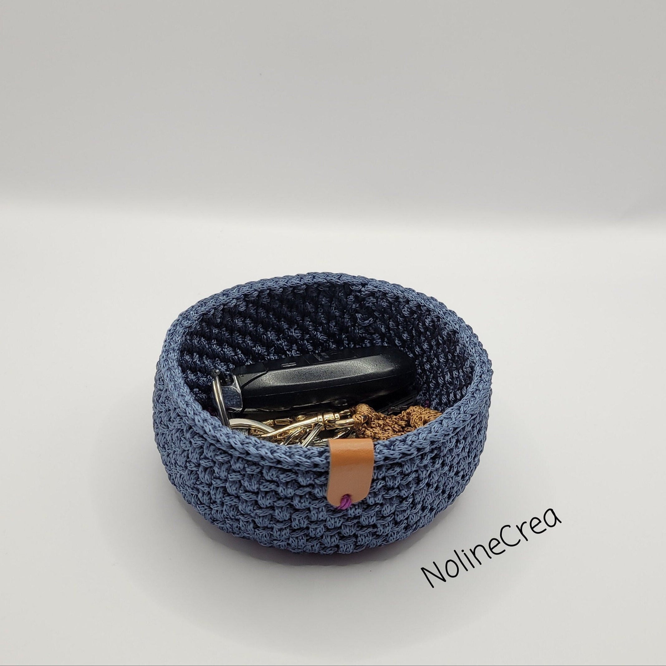 Petit vide poches en crochet bleu avec base en bois rond 8 cm