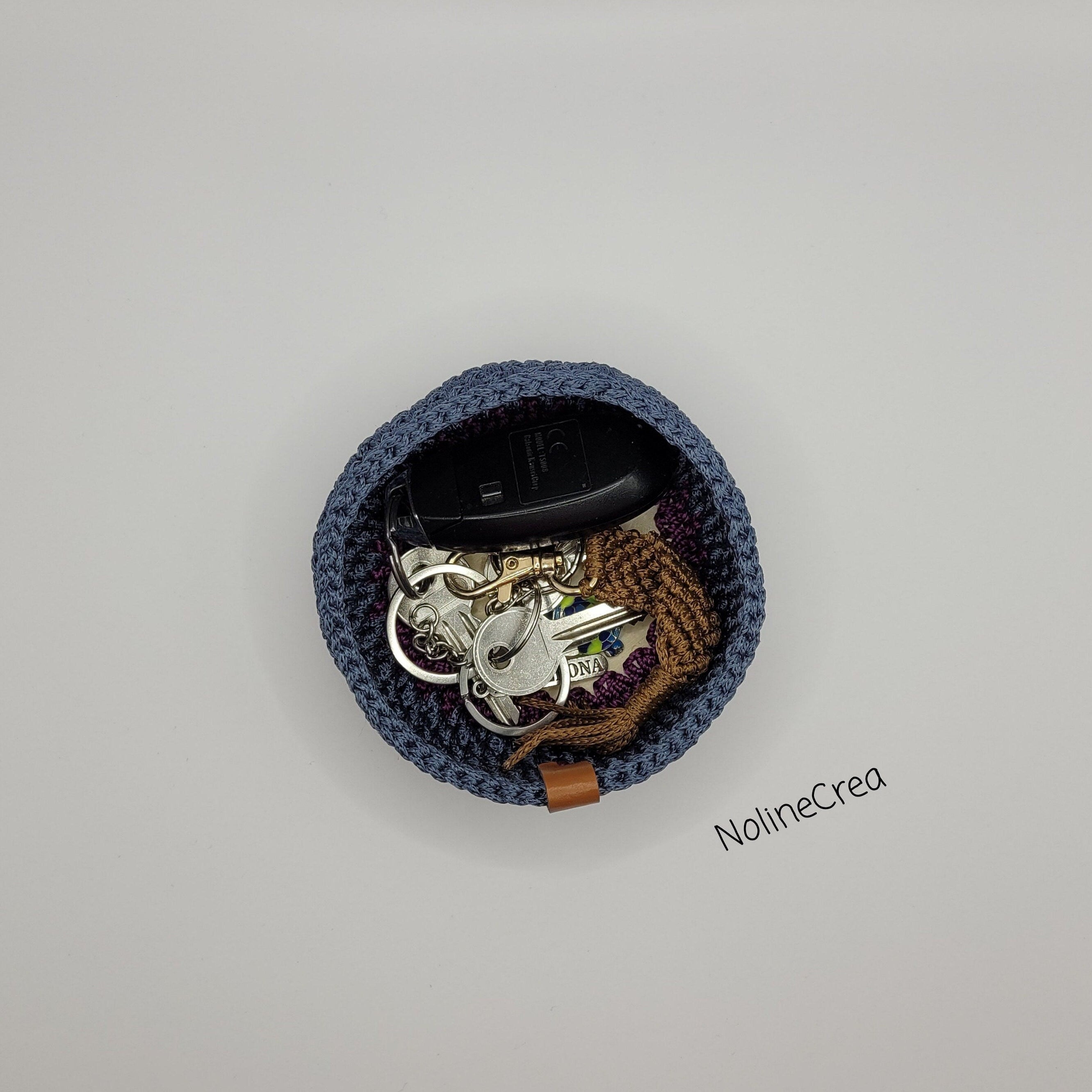 Petit vide poches en crochet bleu avec base en bois rond 8 cm