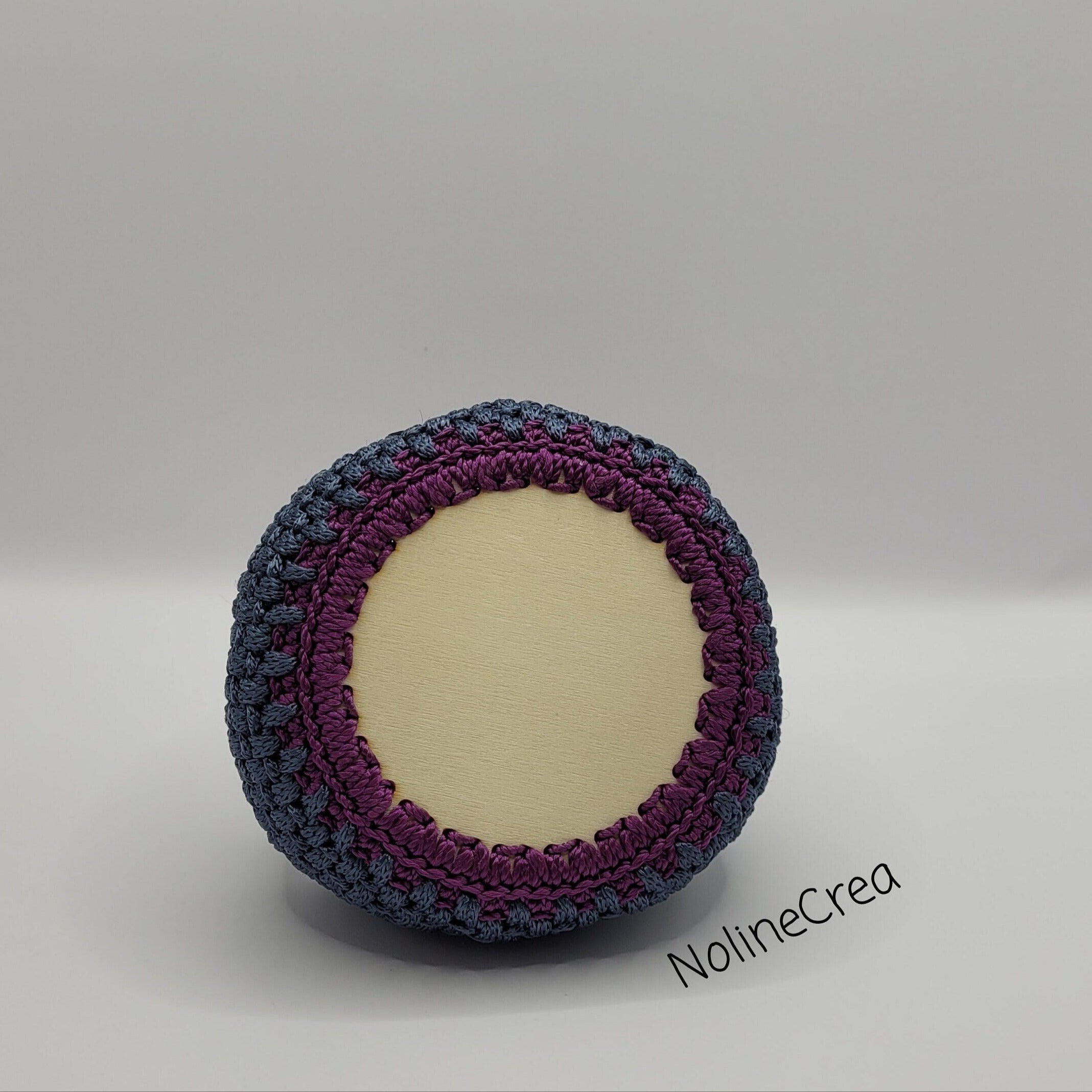 Petit vide poches en crochet bleu avec base en bois rond 8 cm
