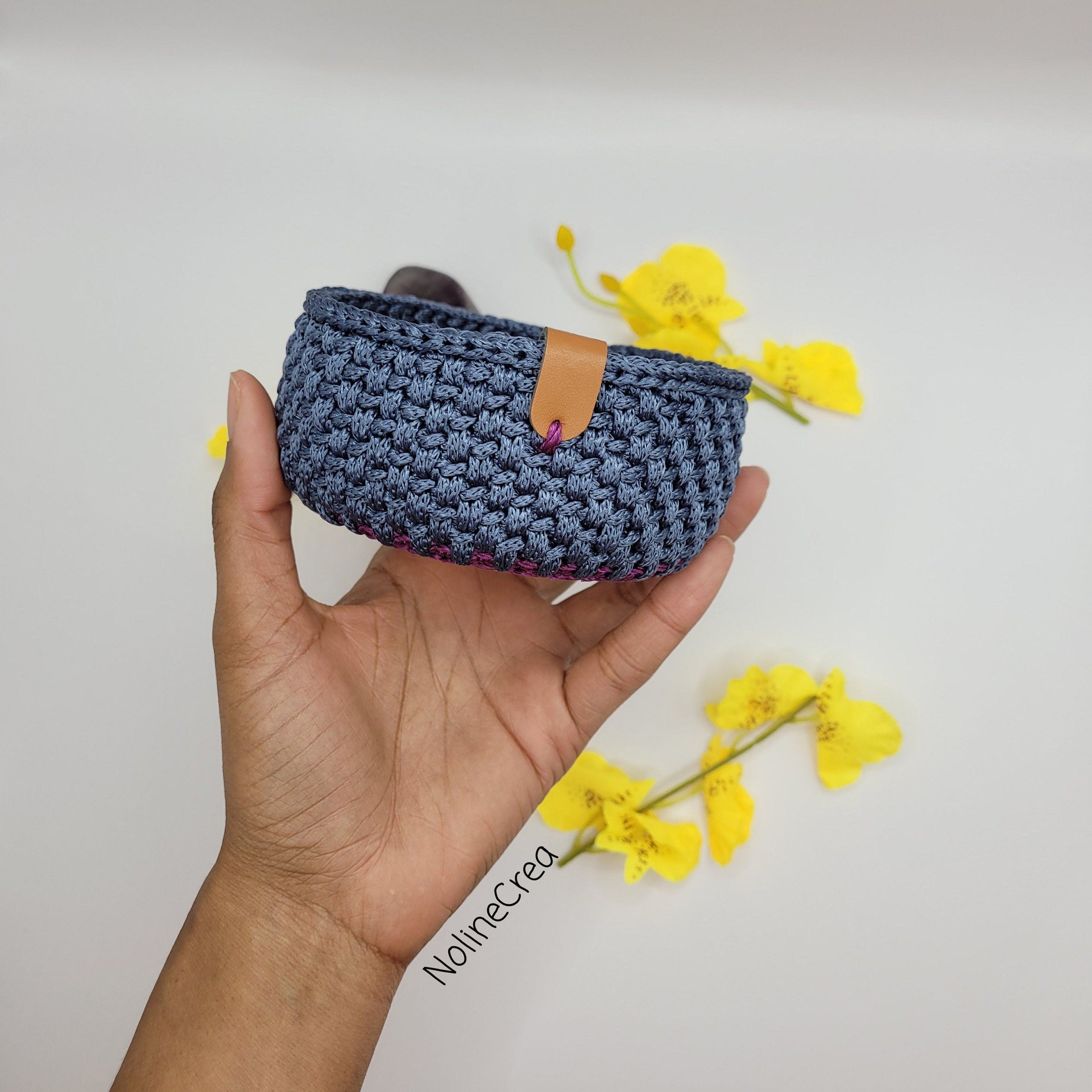 Petit vide poches en crochet bleu avec base en bois rond 8 cm