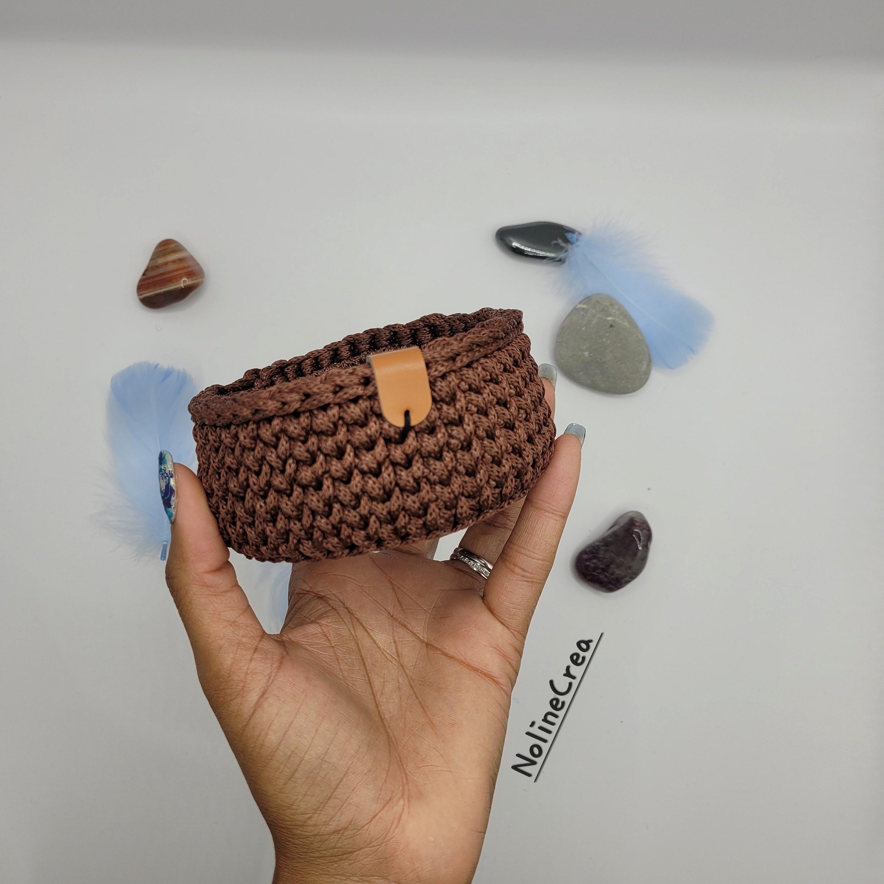Petit vide poches en crochet marron avec base rond 9.5 cm