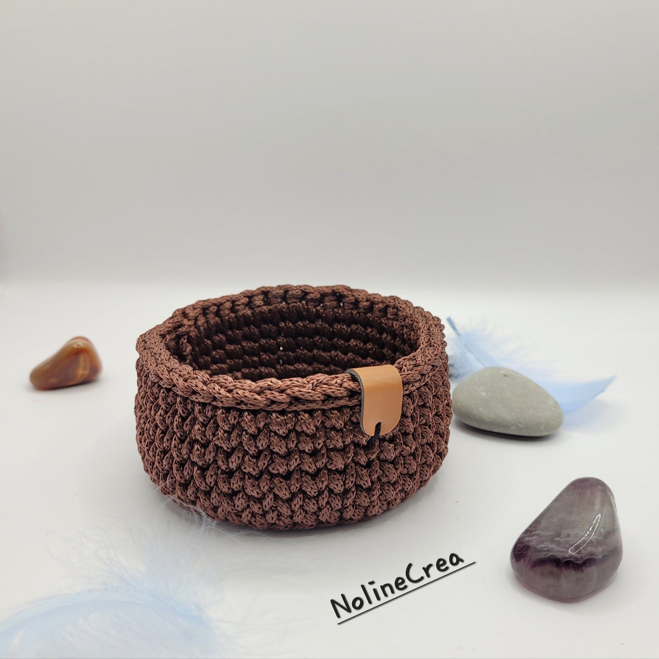 Petit vide poches en crochet marron avec base rond 9.5 cm
