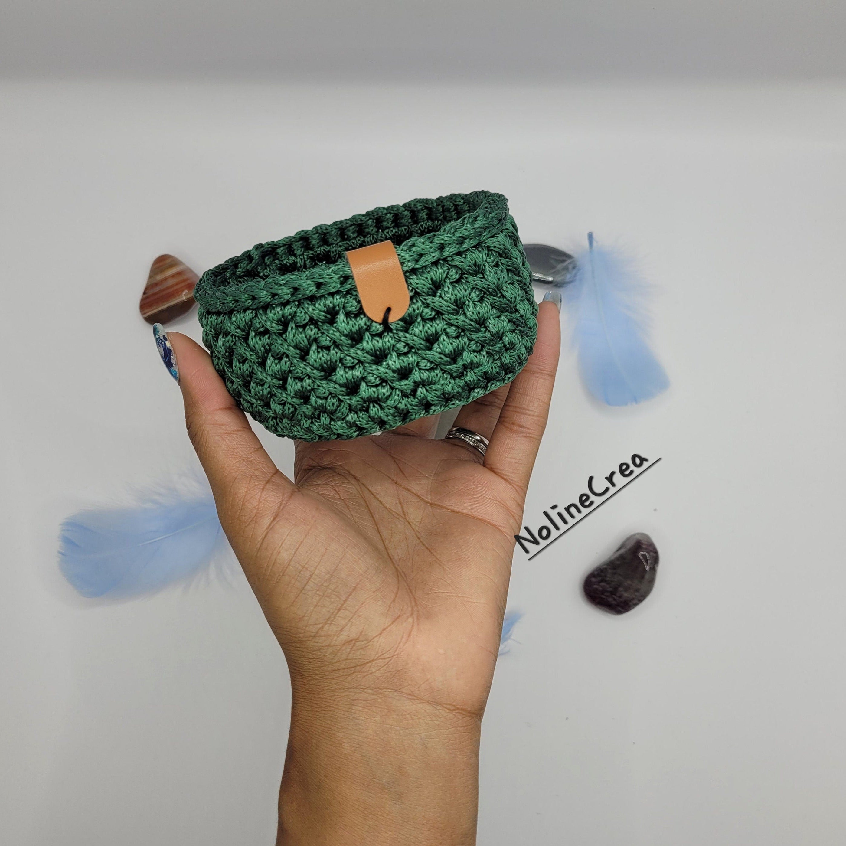 petit vide poche vert fait au crochet
